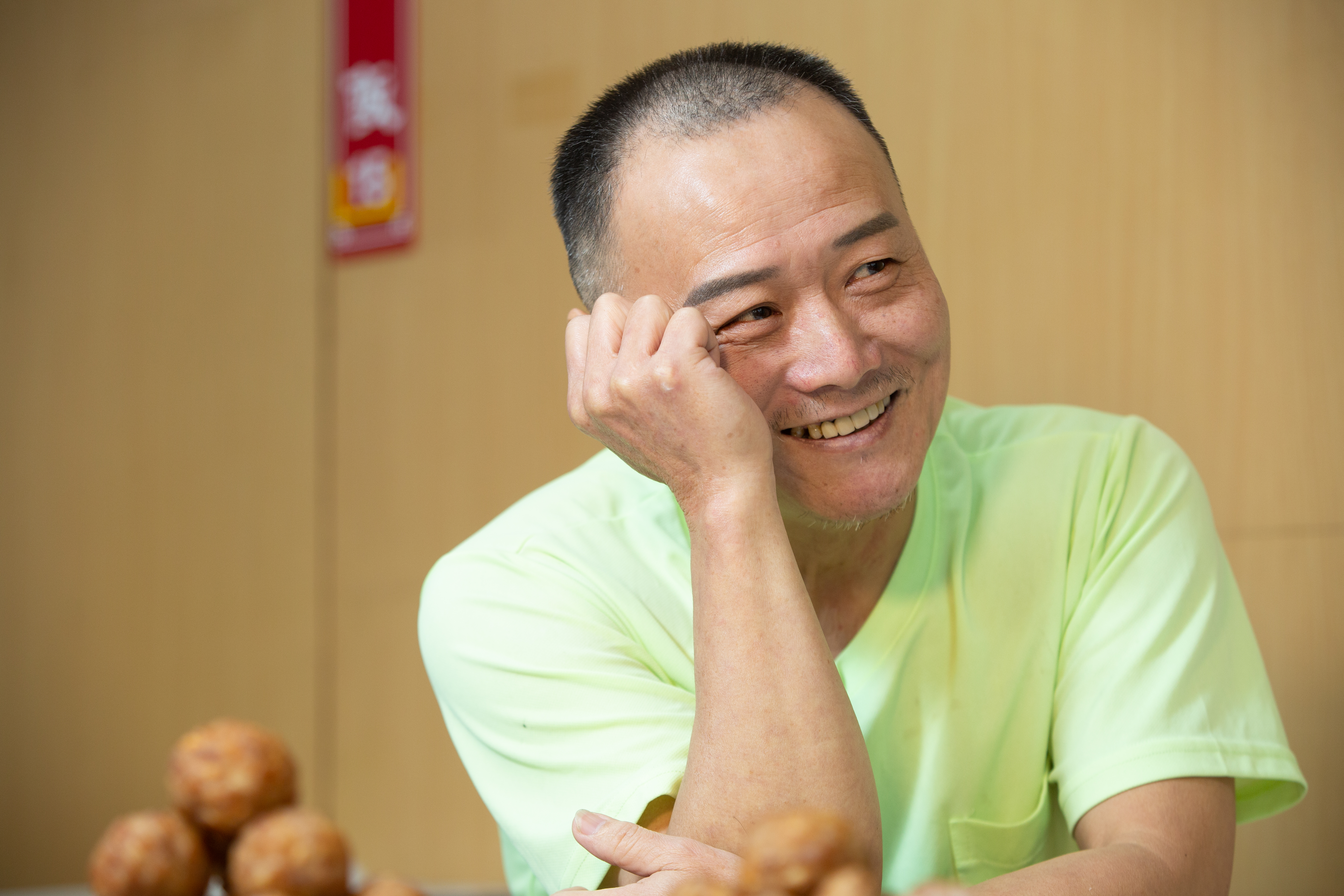 馮坤志因好賭導致妻子傷心離去，提起往事他懊悔不已，但仍強忍下男兒淚。