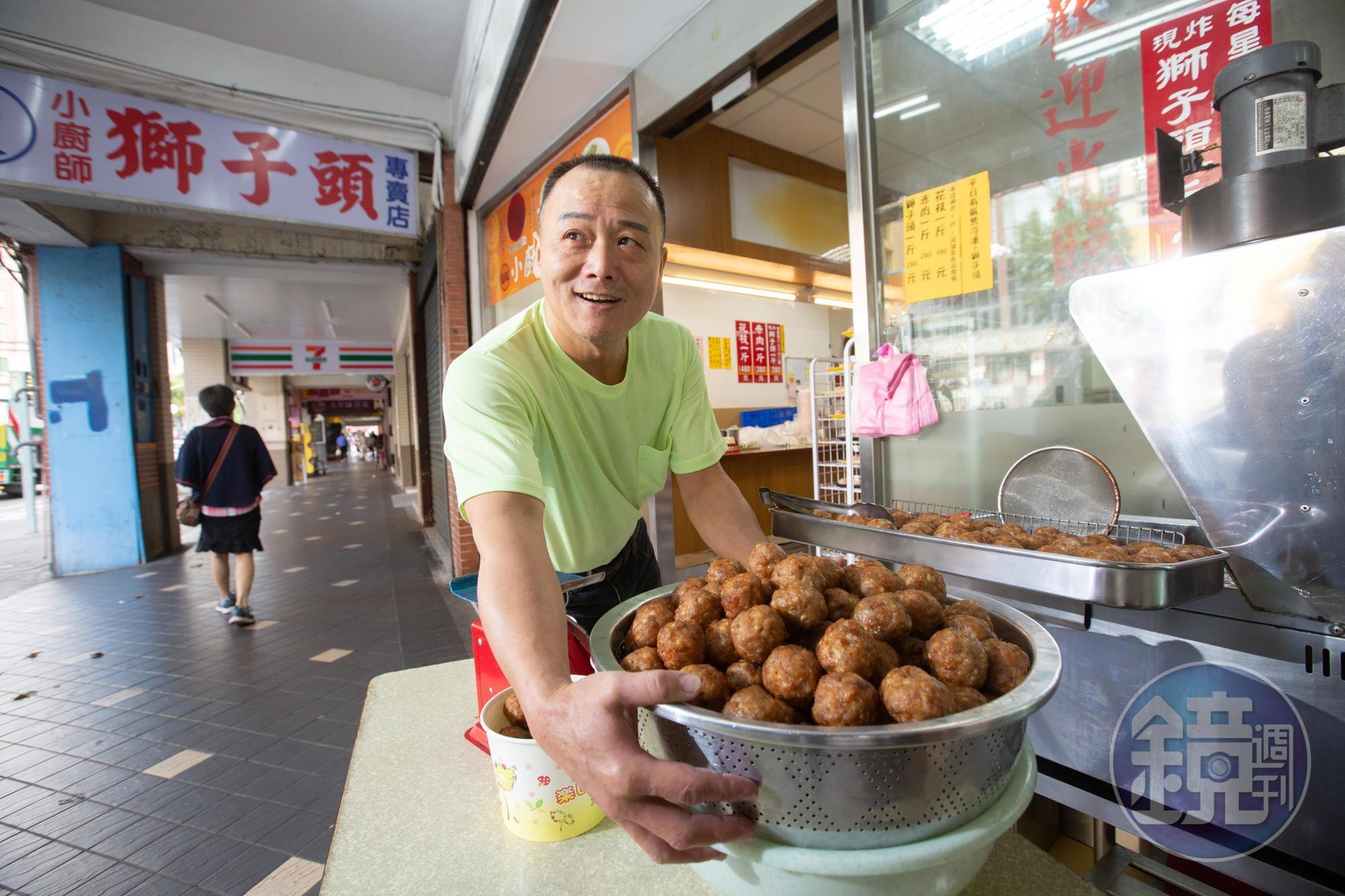 馮坤志原本炸來自己吃的獅子頭,意外成為小廚師花枝羹的暢銷產品。