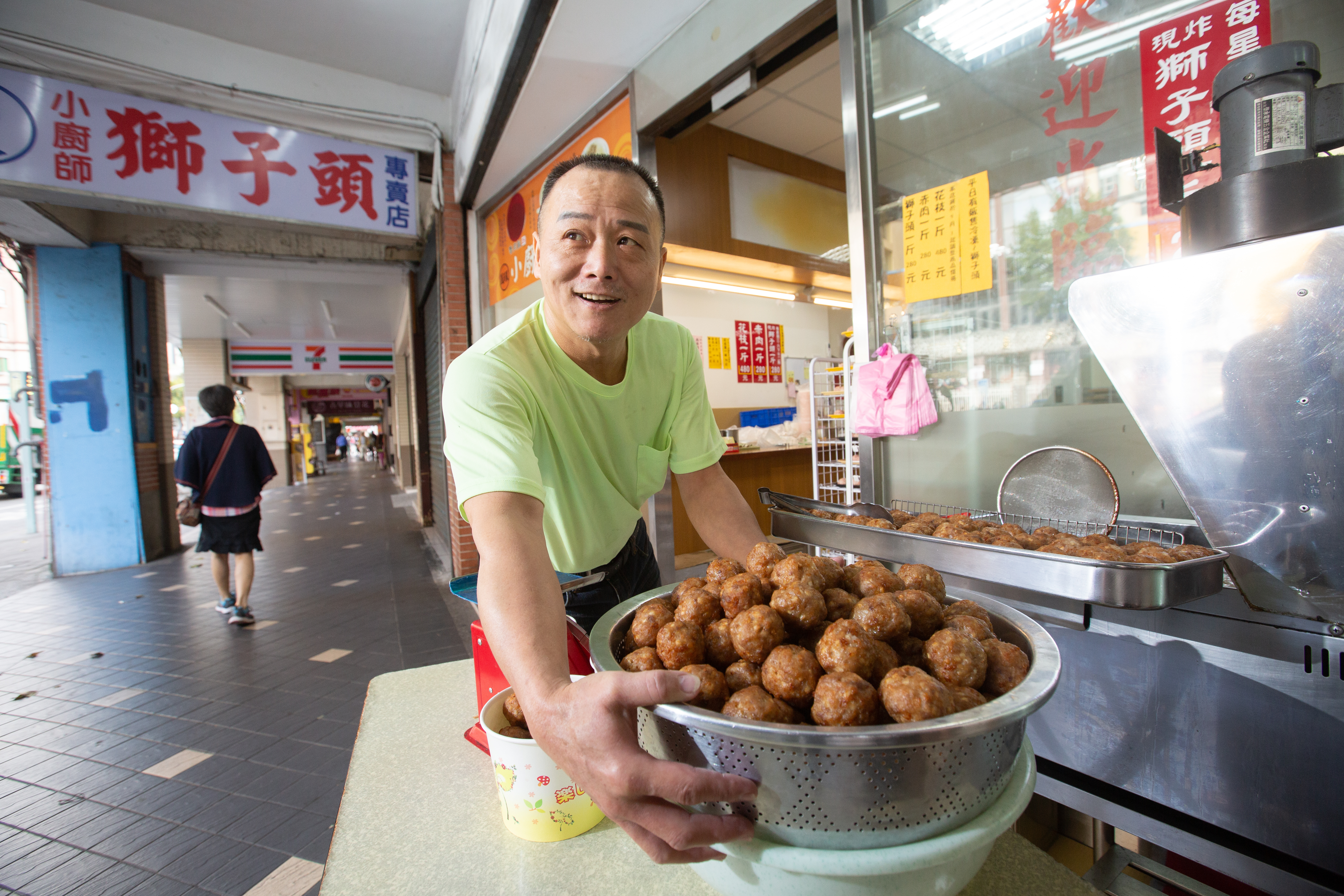 馮坤志原本炸來自己吃的獅子頭，意外成為小廚師花枝羹的暢銷產品。