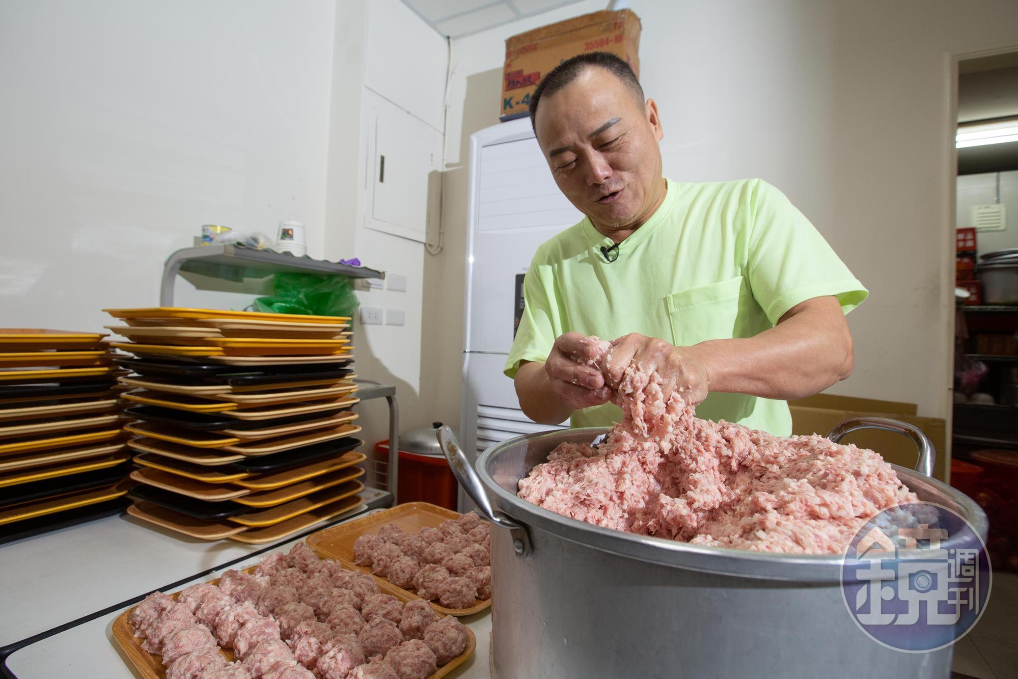 製作獅子頭相當費工,馮坤志以1秒1顆速度從虎口擠出肉丸,再搓圓塑形。