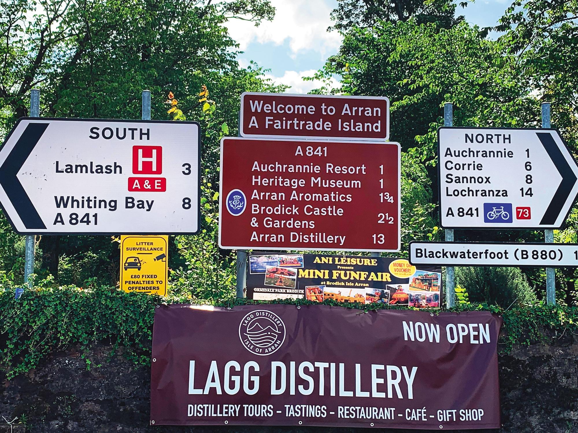 愛倫島上只有1條主要道路，指標寫著往北開可到愛倫酒廠（Lochranza）；往南則可以到新酒廠。