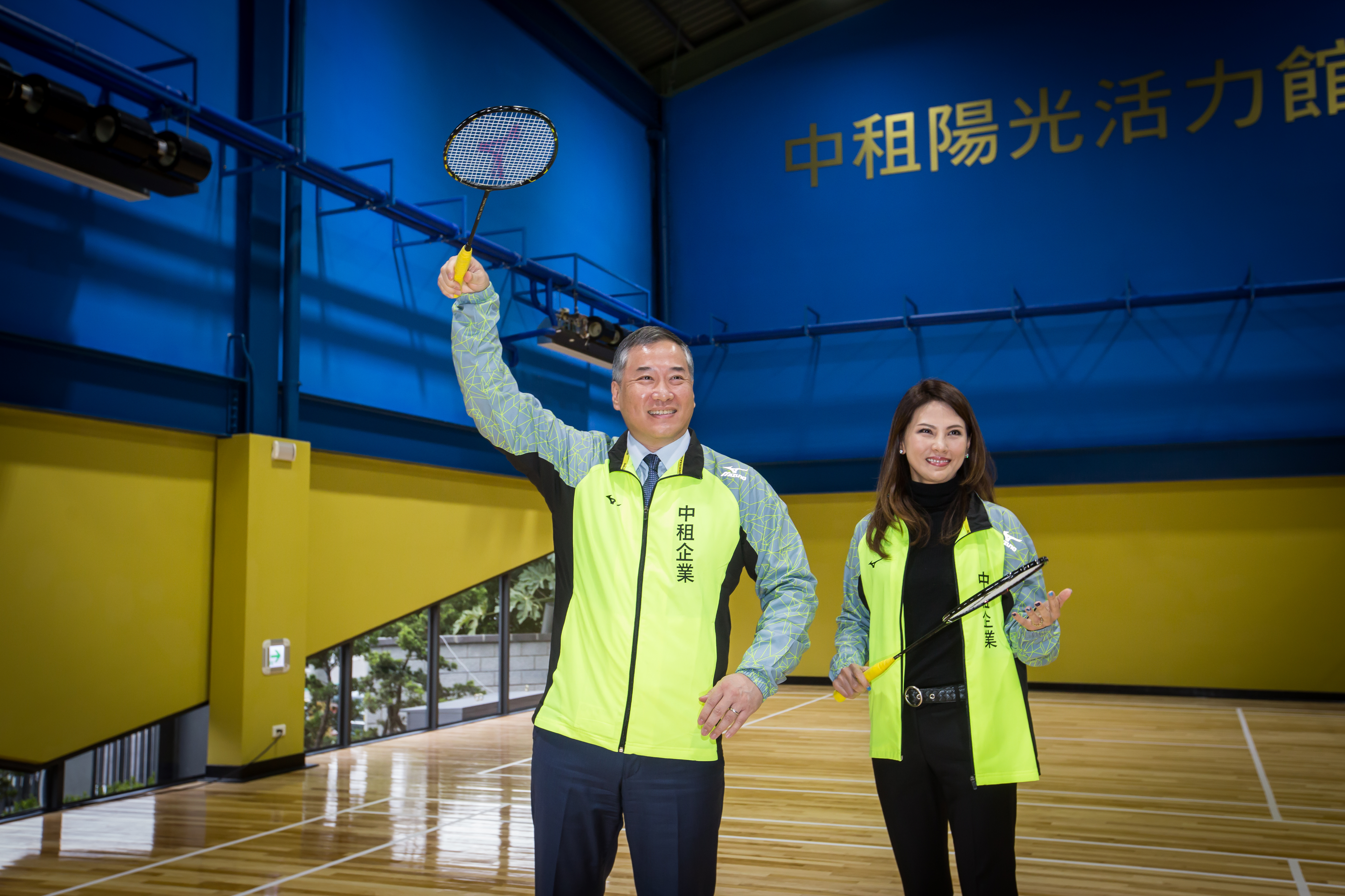 中租總裁辜仲立（左）是《富比士》最年輕的台灣富豪，右為太太、中租基金會董事長辜周靖華。