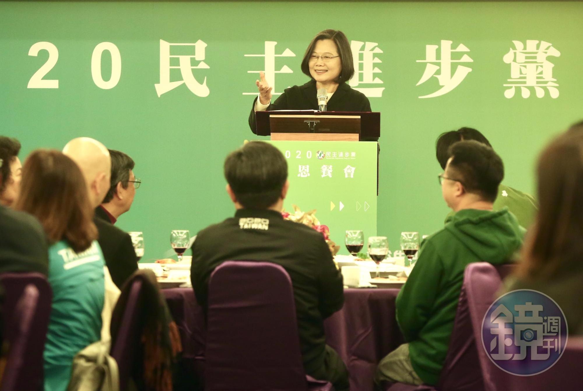 總統蔡英文今午出席民進黨感恩餐會。