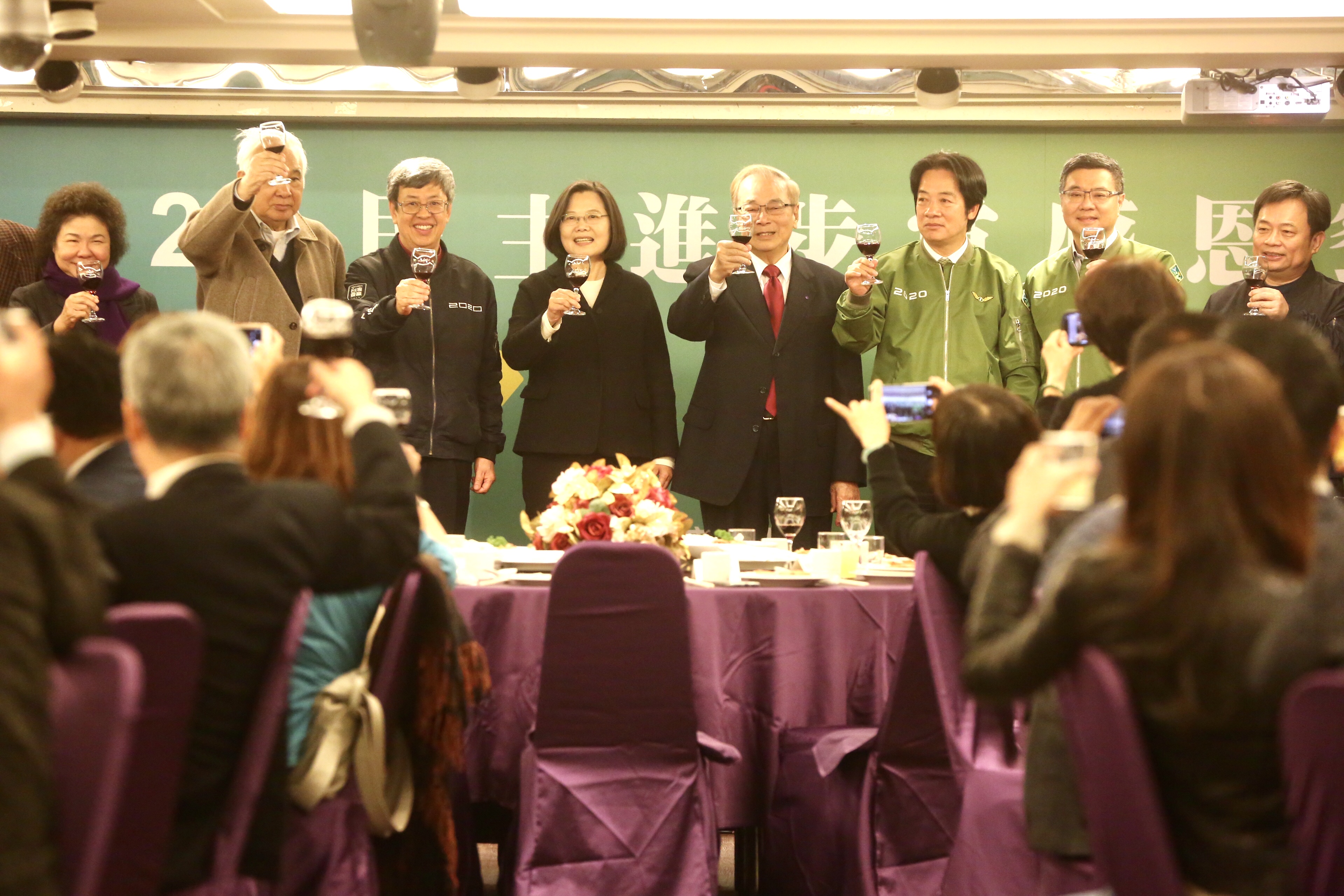 總統蔡英文、副總統陳建仁、副總統當選人賴清德、民進黨主席賴清德等人向黨工敬酒致意。