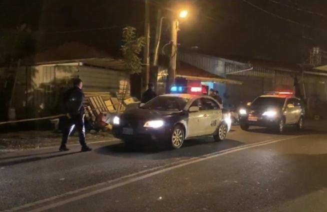 大批警力趕至現場，鎖定逃往合歡山區的張嫌展開追捕行動。（翻攝畫面）