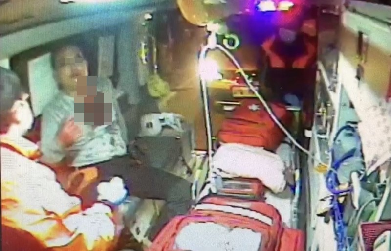 潘姓男子左下顎受槍傷，由救護車送往台中榮總埔里分院救治。（翻攝畫面）