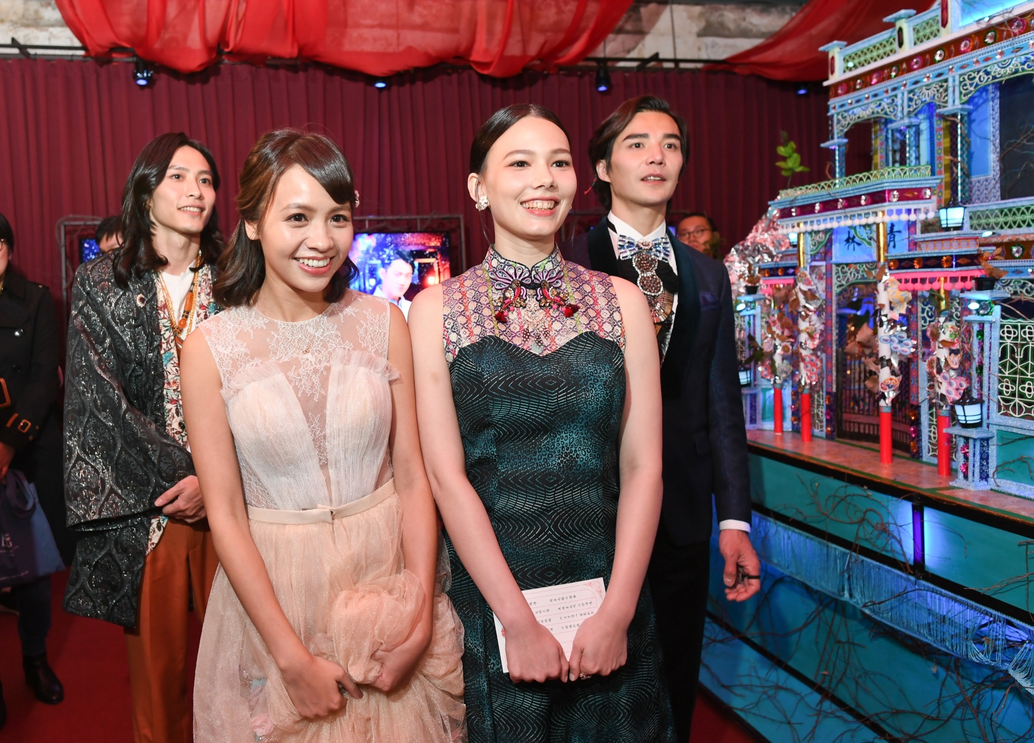 田士廣(左起)、黃姵嘉、紀培慧、林路迪,在「《彼岸之嫁》麗蘭的婚禮」特展,參觀糊紙文化藝術家張徐展根據劇情所打造的紙糊豪宅。