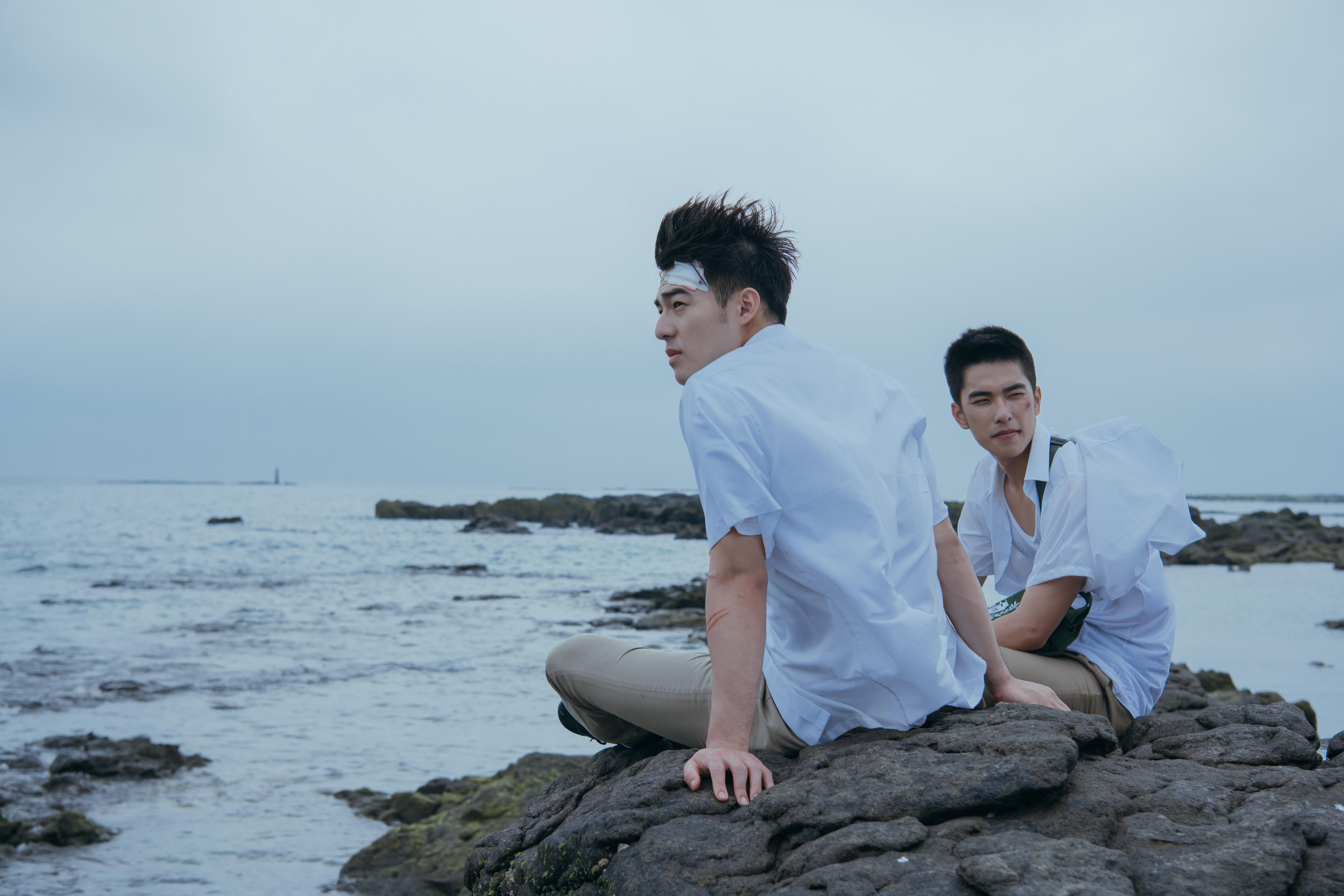 曾敬驊與陳昊森兩位濃眉大眼的帥哥，在片中有著同志情。（氧氣電影提供）