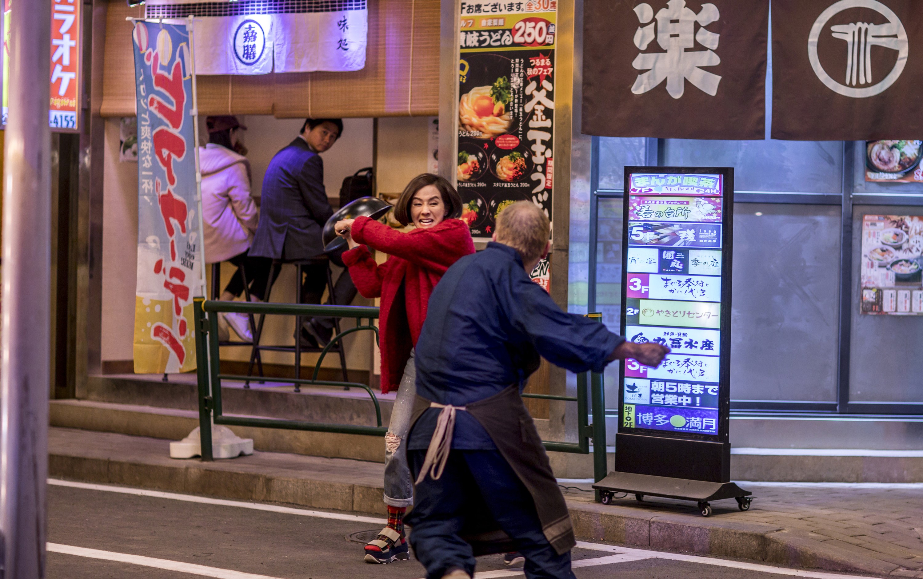 毛舜筠在電影中少數的動作鏡頭，是以鍋子打壞人。（華映提供）