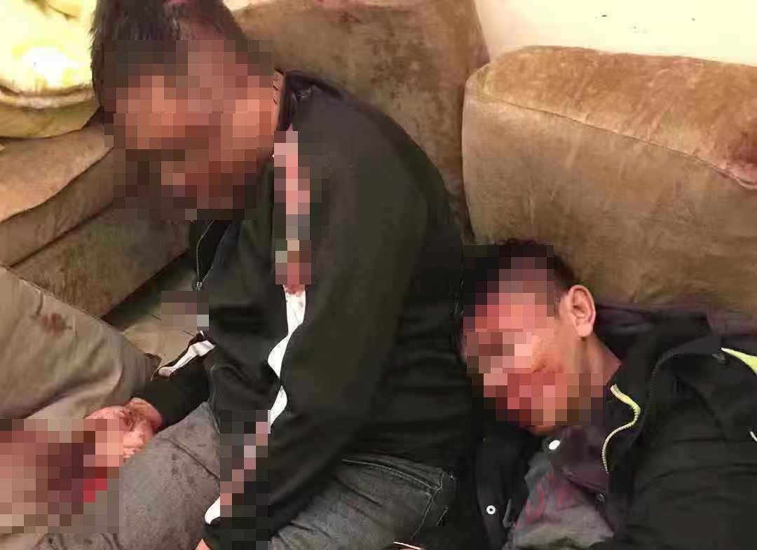 新莊陳姓角頭的兩名小弟被竹聯幫報復，打到滿頭是血。（讀者提供）