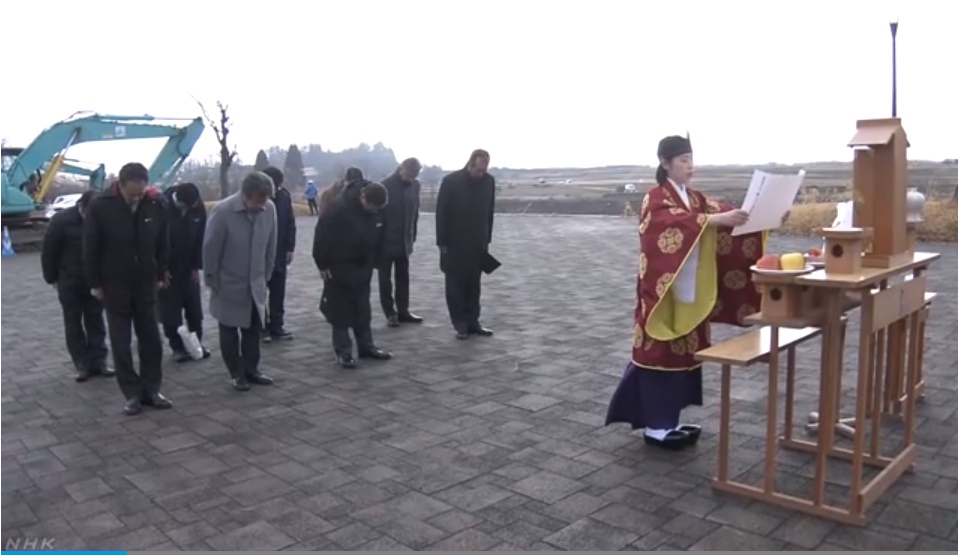 山形冰雪祭執行委員會緊急舉辦祈雪儀式。（翻攝自NHK官網）