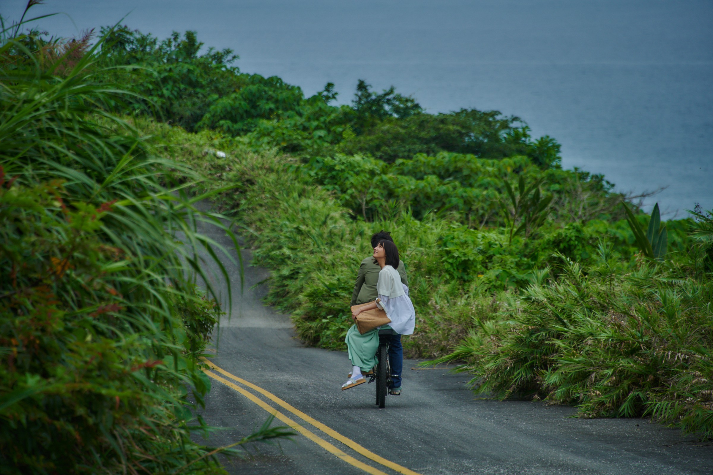 謝博安以單車載著柯佳嬿穿梭於花蓮好山好水間，很考驗體力。（甲上提供）