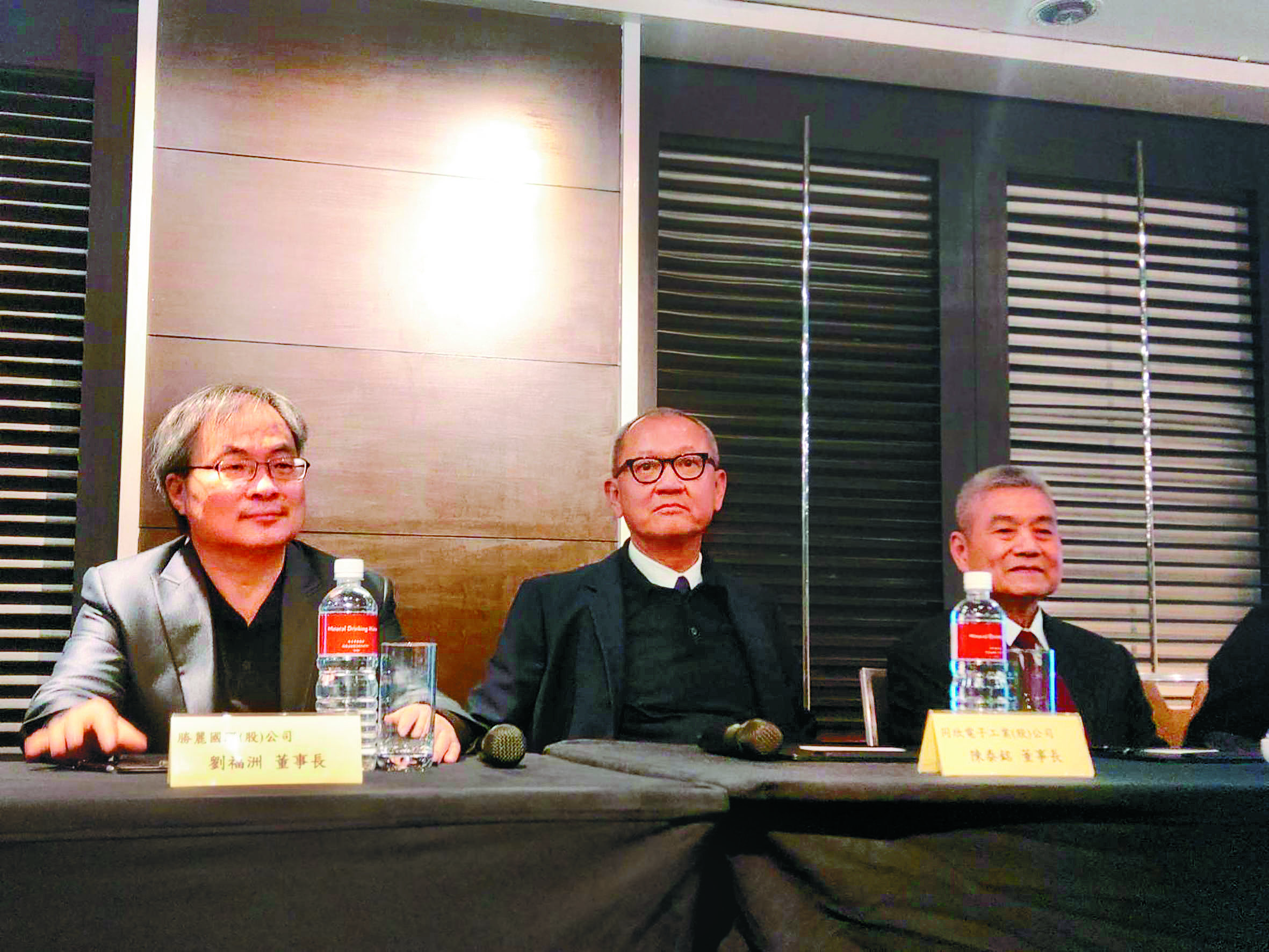 同欣電日前宣布與麗勝合併，勝麗董事長劉福洲（左）透露是他自己主動找上陳泰銘（中）談合併的，右為同欣電總經理呂紹萍。（聯合知識庫）