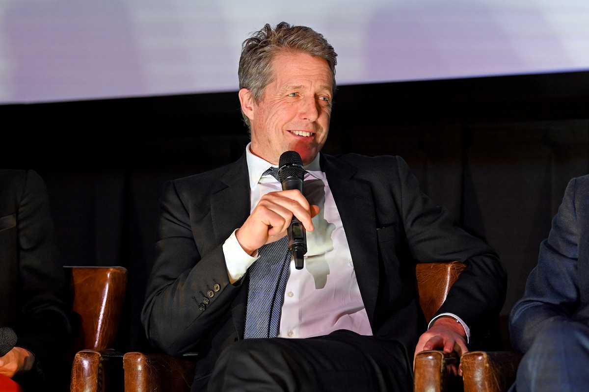 休葛蘭在首映時爆料導演蓋瑞奇「很會嘴」，曾在片場嗆他「對白背不起來乾脆幫你準備提詞機」。（車庫）