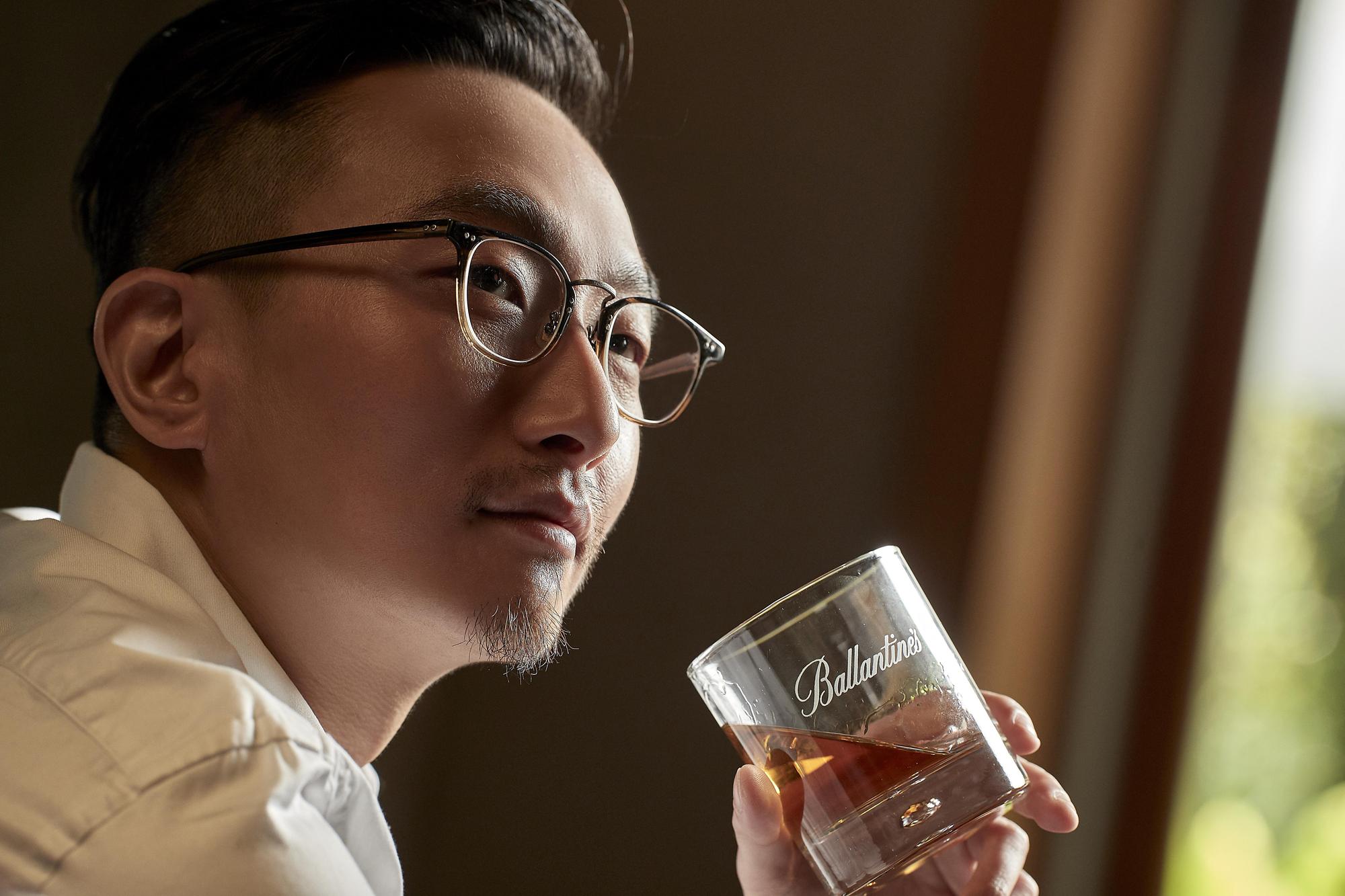 Chris一邊啜飲著威士忌、一邊聊著屬於他的跨界人生故事。