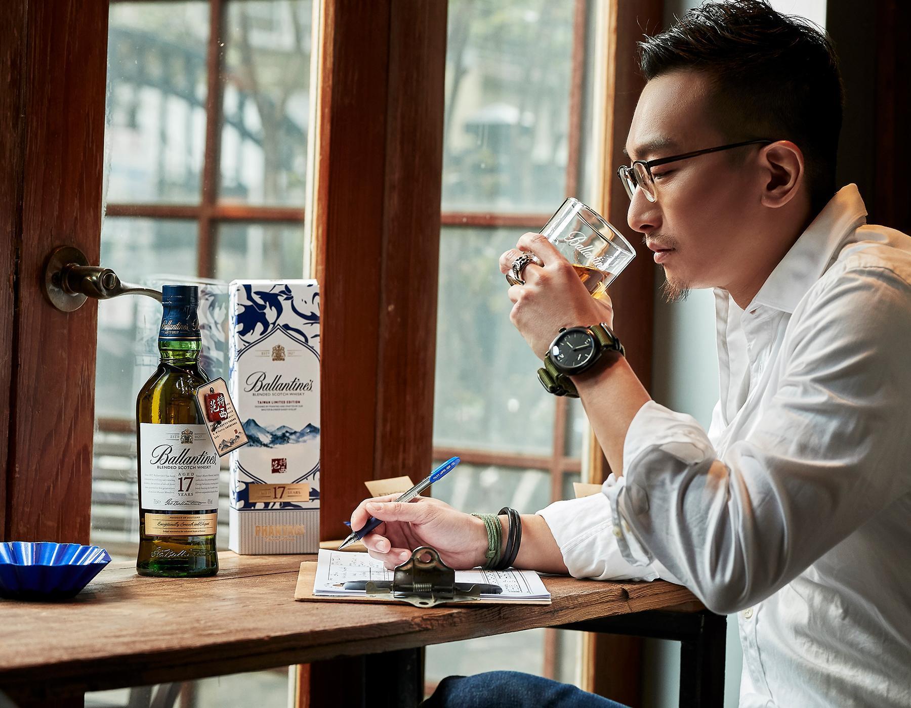 Chris品飲著百齡罈17年蘇格蘭威士忌找靈感，在咖啡與酒之間挖掘到驚喜的關聯性。