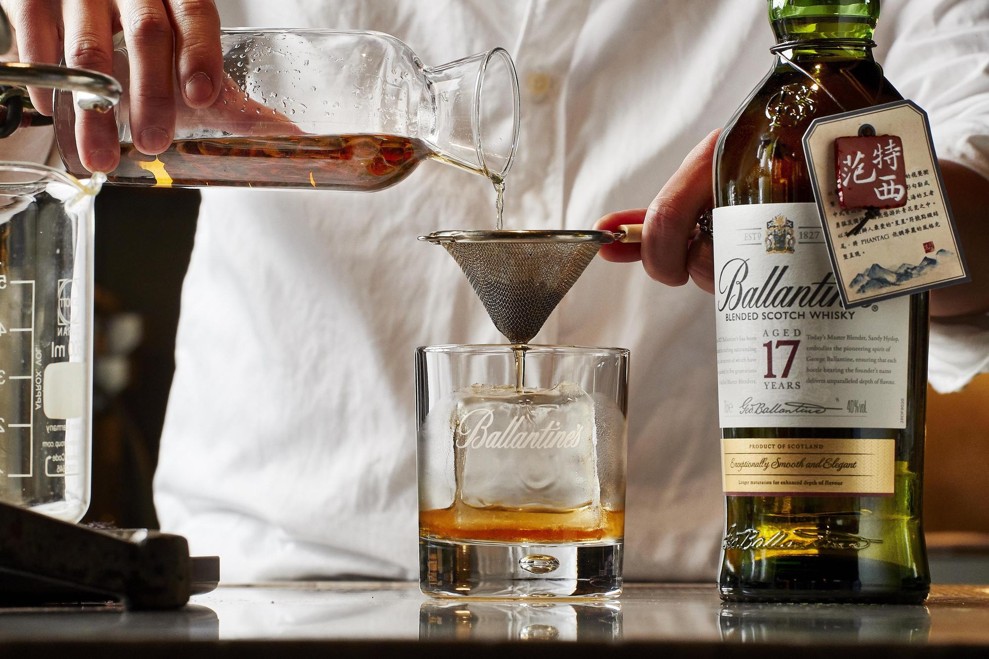 「Coffee infused whisky」的最佳比例是蘇格蘭威士忌100ml搭配未碾壓咖啡豆10克（或碾壓過咖啡豆5克），浸泡16至24小時過濾後即能飲用。