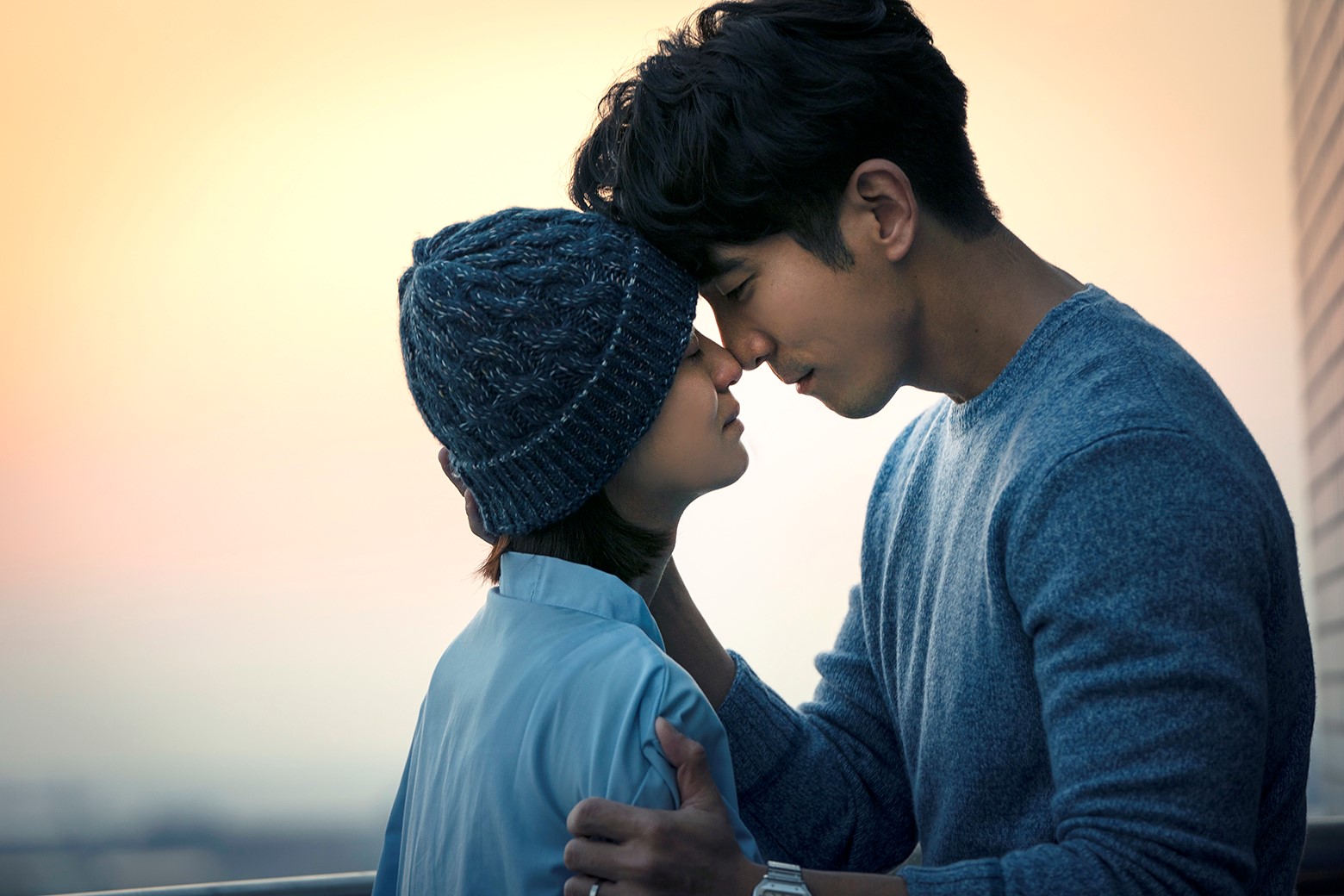 修杰楷（右）不捨愛妻林予晞（左）被病痛折磨。（TVBS提供）