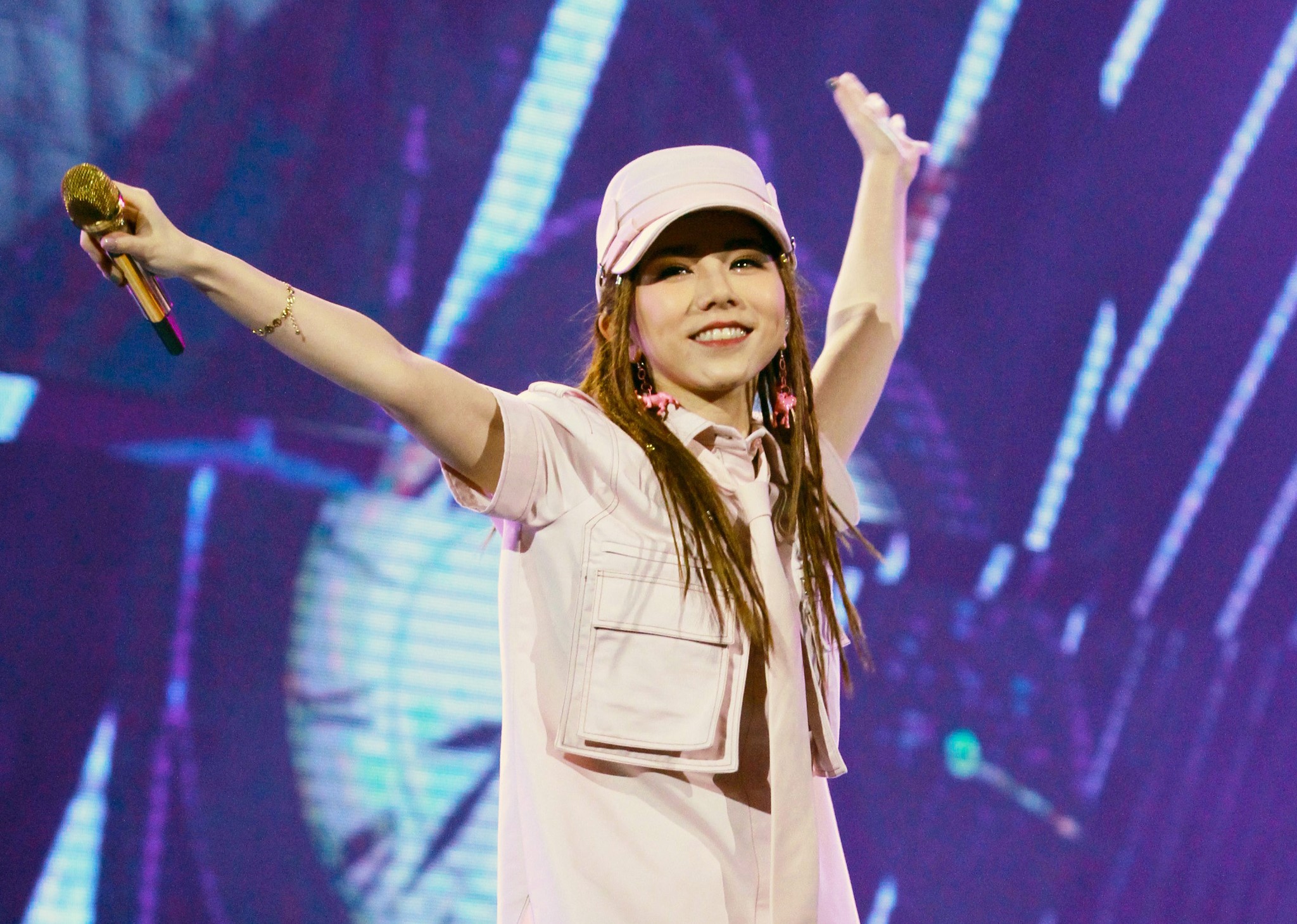 鄧紫棋登《紅白》飆嗓嗨翻小巨蛋。（台視提供）