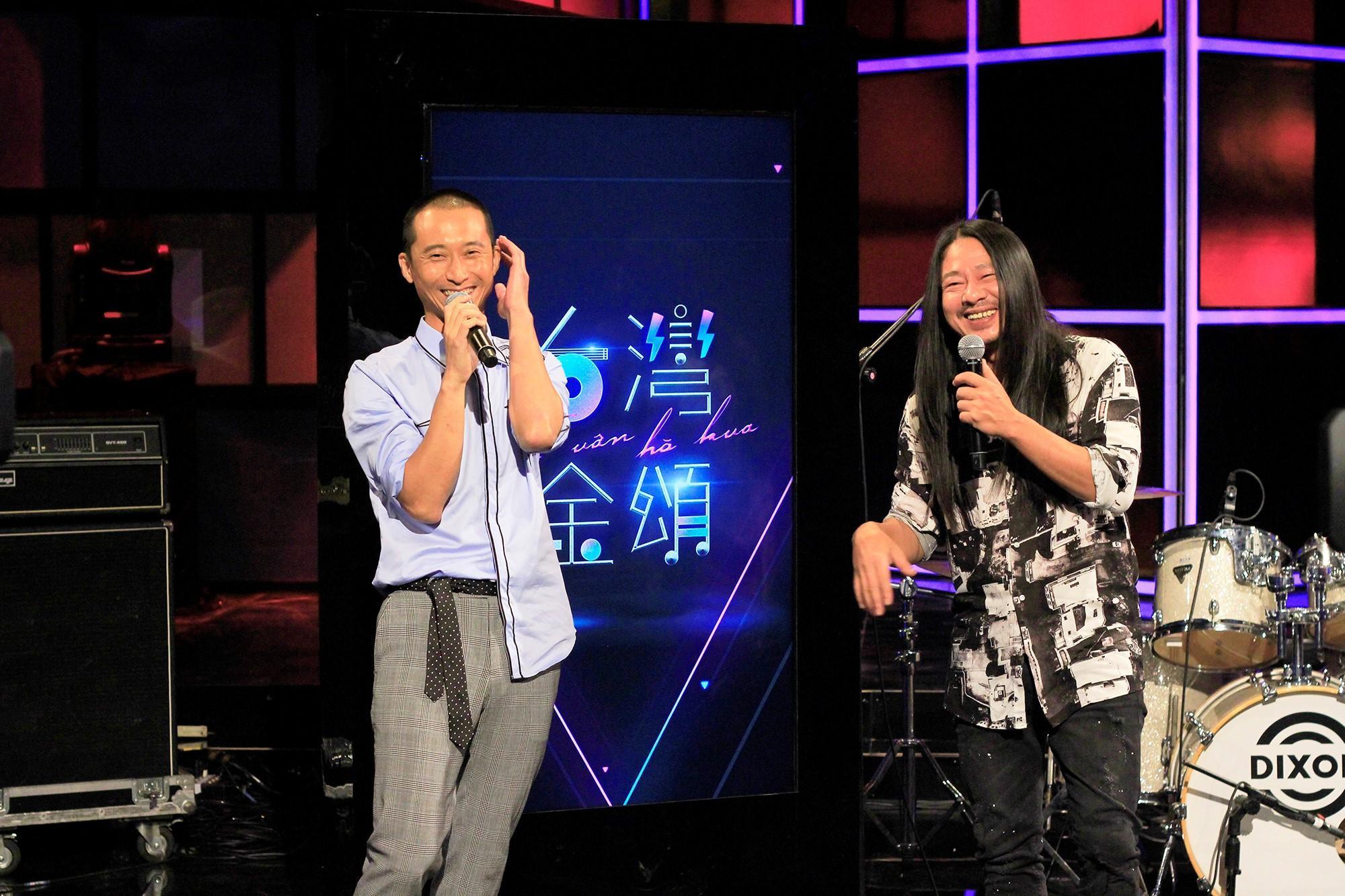 《台灣金頌》乱彈阿翔與浩子大聊故鄉往事。（公視提供）
