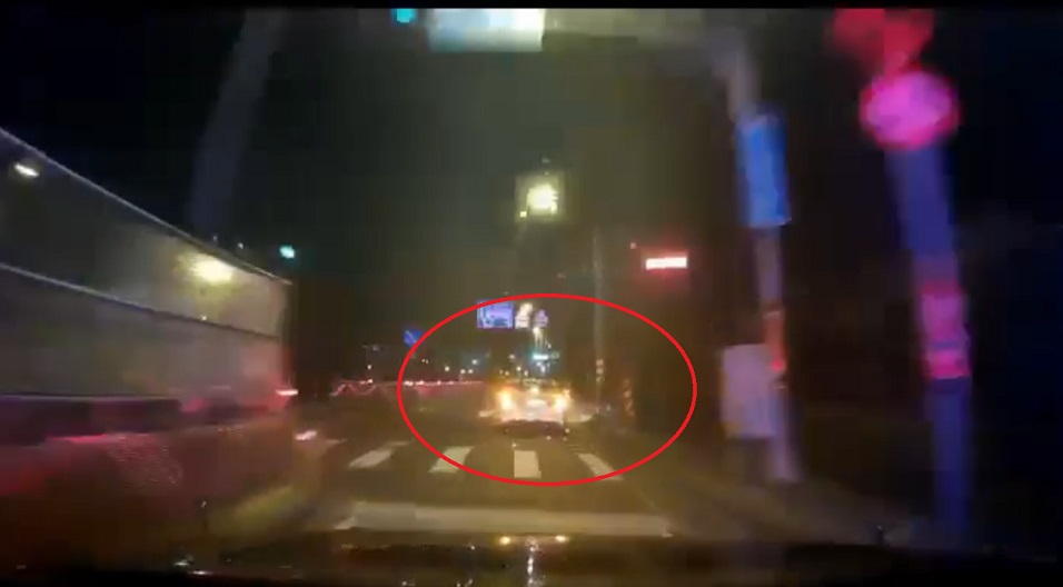 郭男在打人後在現場附近徘徊，遭警車追上帶回偵訊。（翻攝畫面）