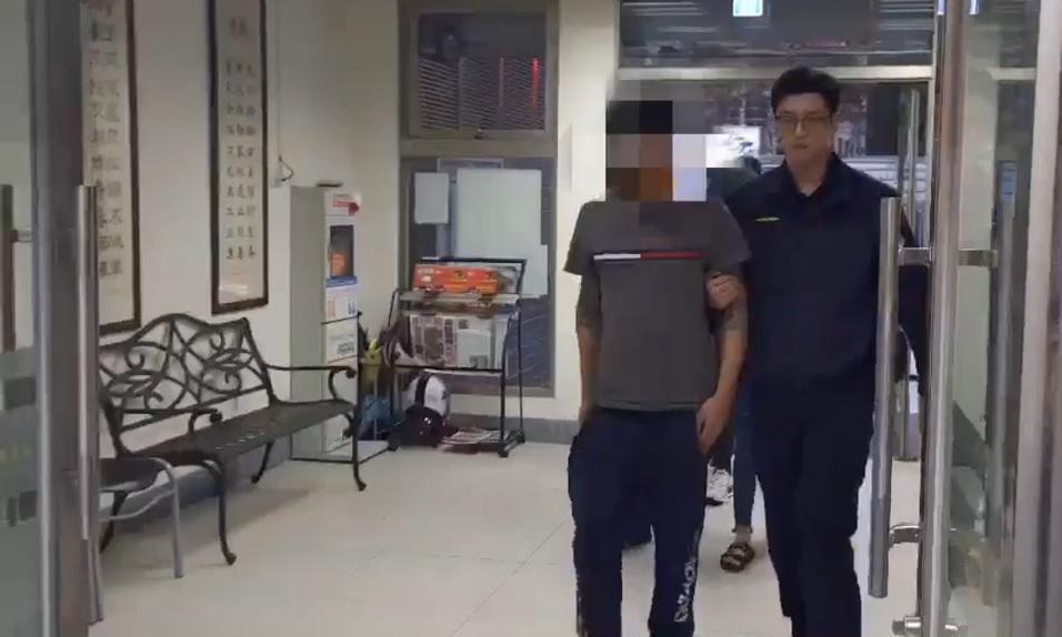 郭姓男子(前)找人約蘇男出面解決債務,約果蘇未來,代約人的邱姓少年反遭痛打。(翻攝畫面)