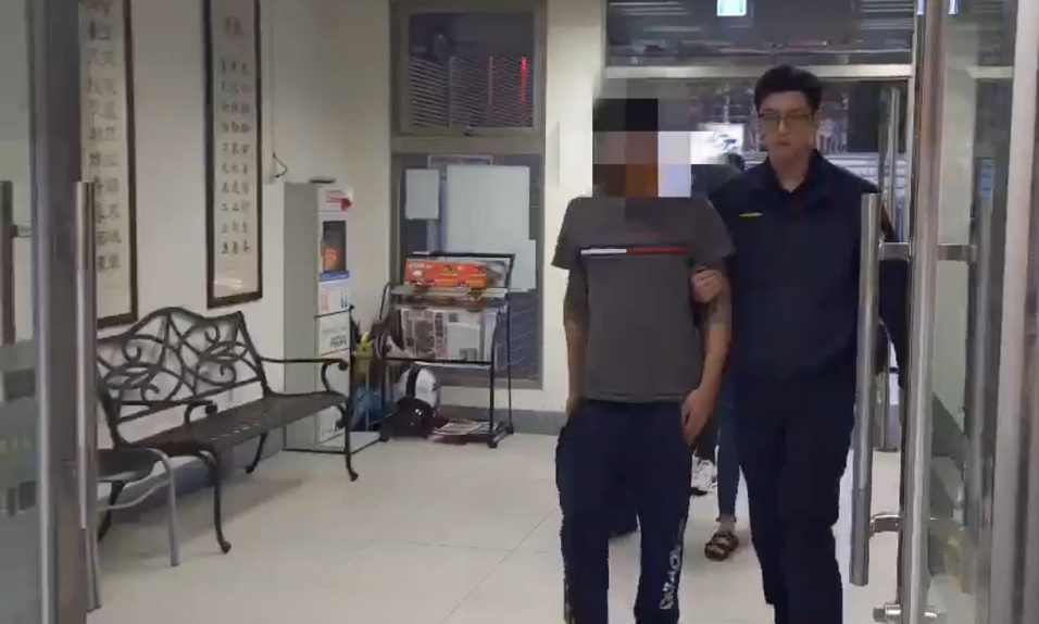 郭姓男子（前）找人約蘇男出面解決債務，約果蘇未來，代約人的邱姓少年反遭痛打。（翻攝畫面）