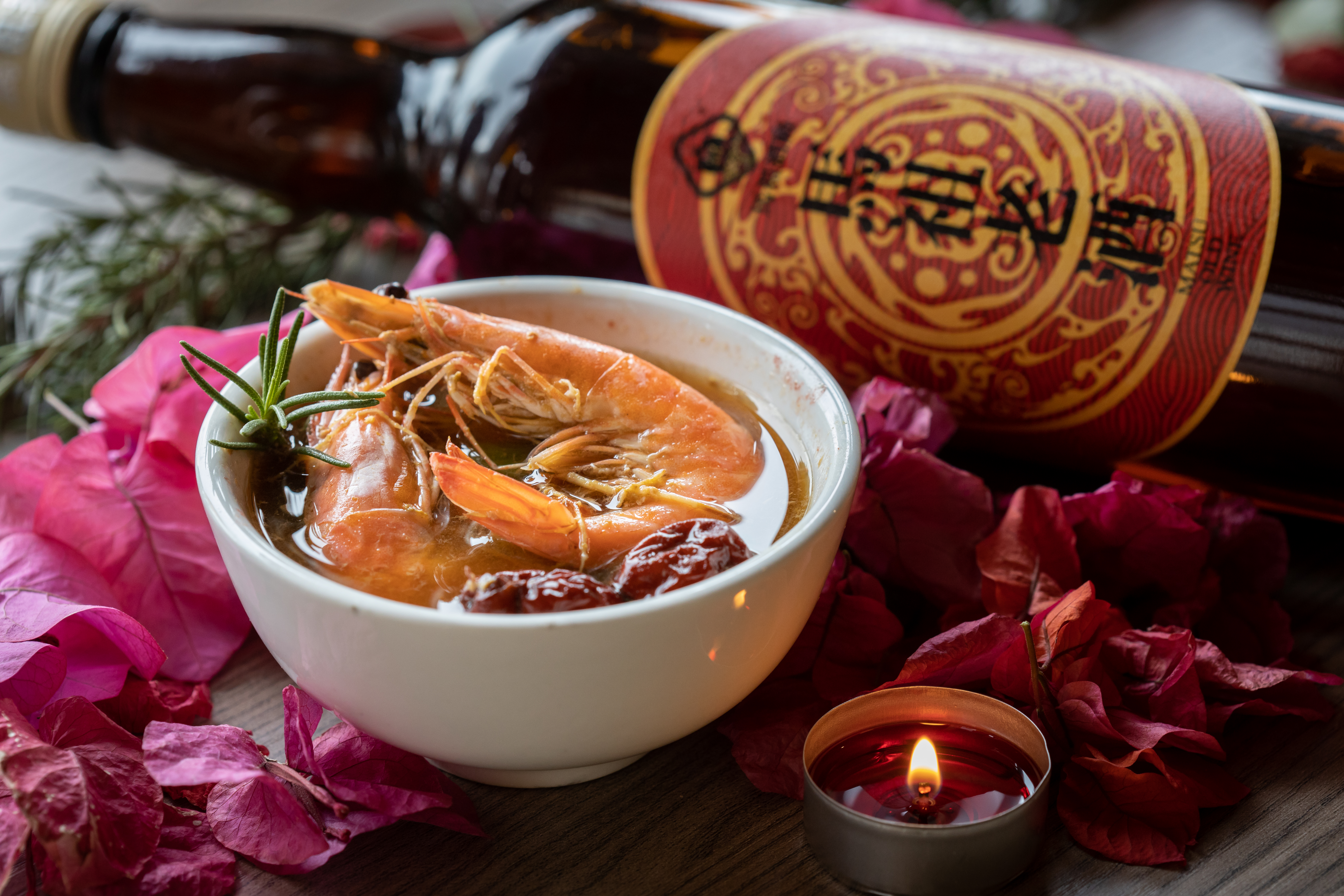 鐵板村媽媽們做的老酒蝦，香氣四溢，誘人垂涎。