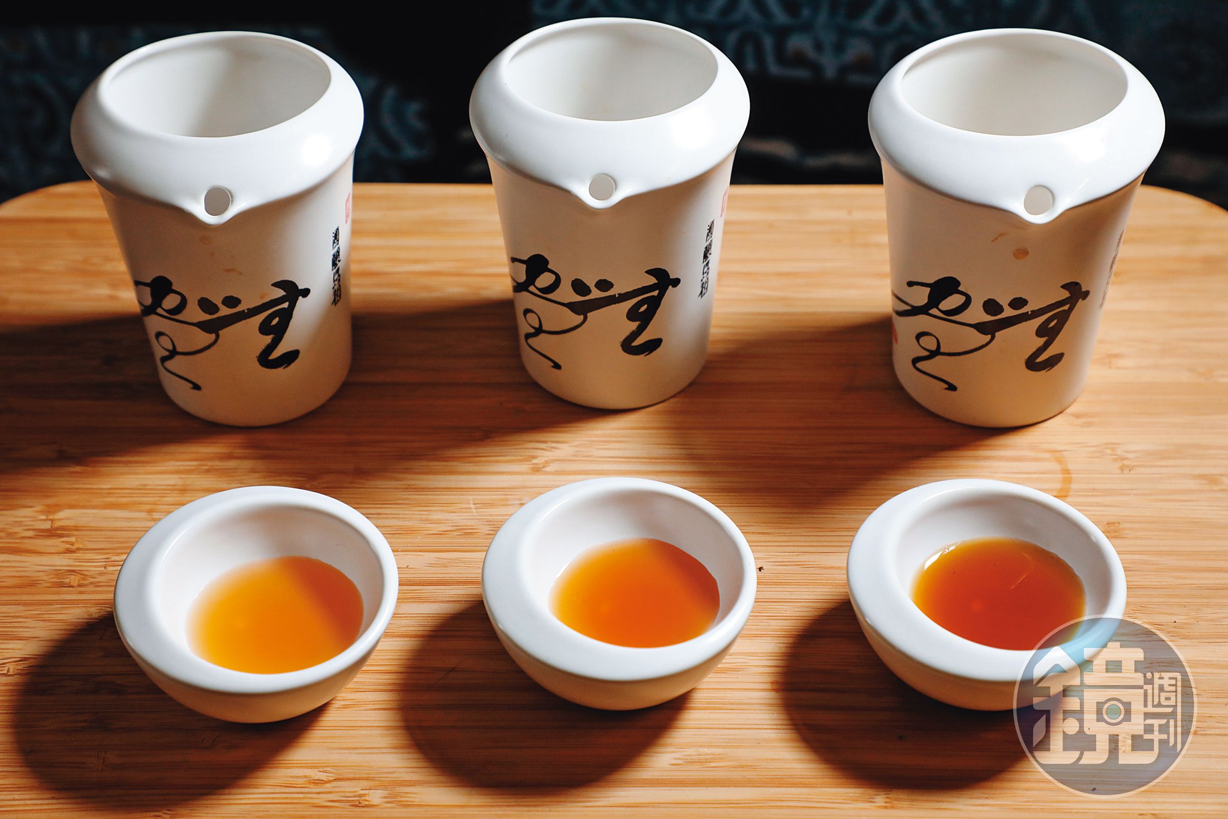 （由左至右）馬祖酒廠的鳳梨冰釀老酒、鐵板村王金妹釀的1年老酒、李金珠的8年老酒，酒色、風味都大不相同。