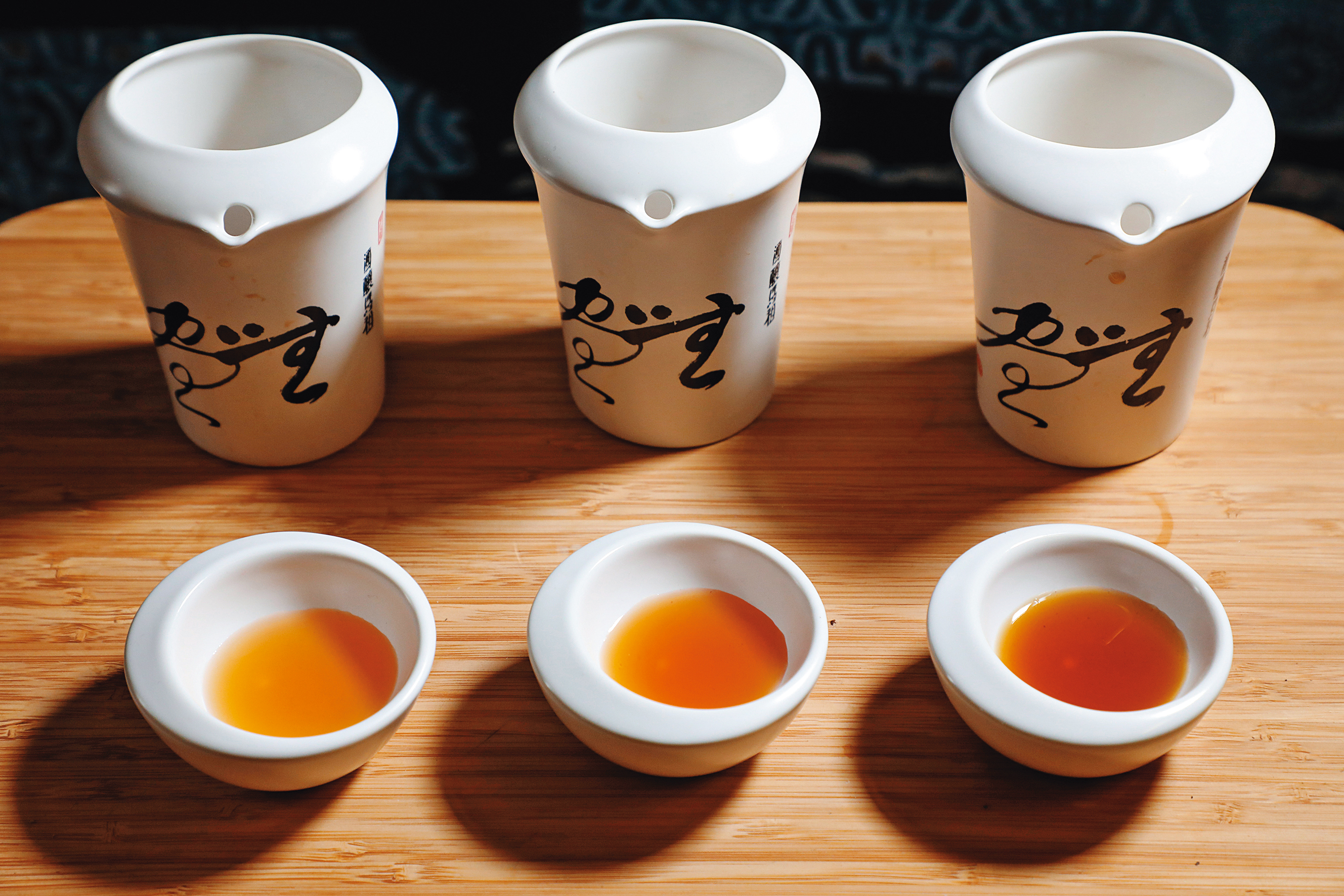 （由左至右）馬祖酒廠的鳳梨冰釀老酒、鐵板村王金妹釀的1年老酒、李金珠的8年老酒，酒色、風味都大不相同。