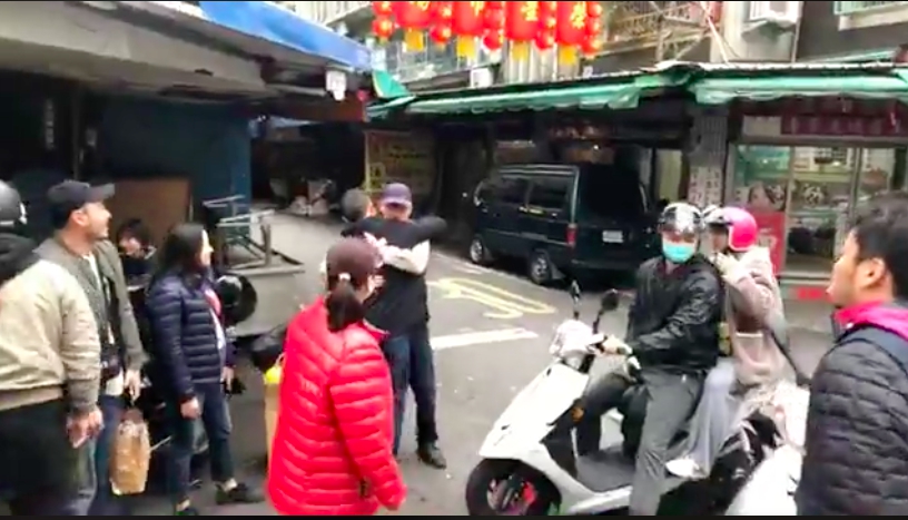 吳怡農掃街謝票跳下車擁抱一位支持他的阿伯。（翻攝自吳怡農粉絲專頁）