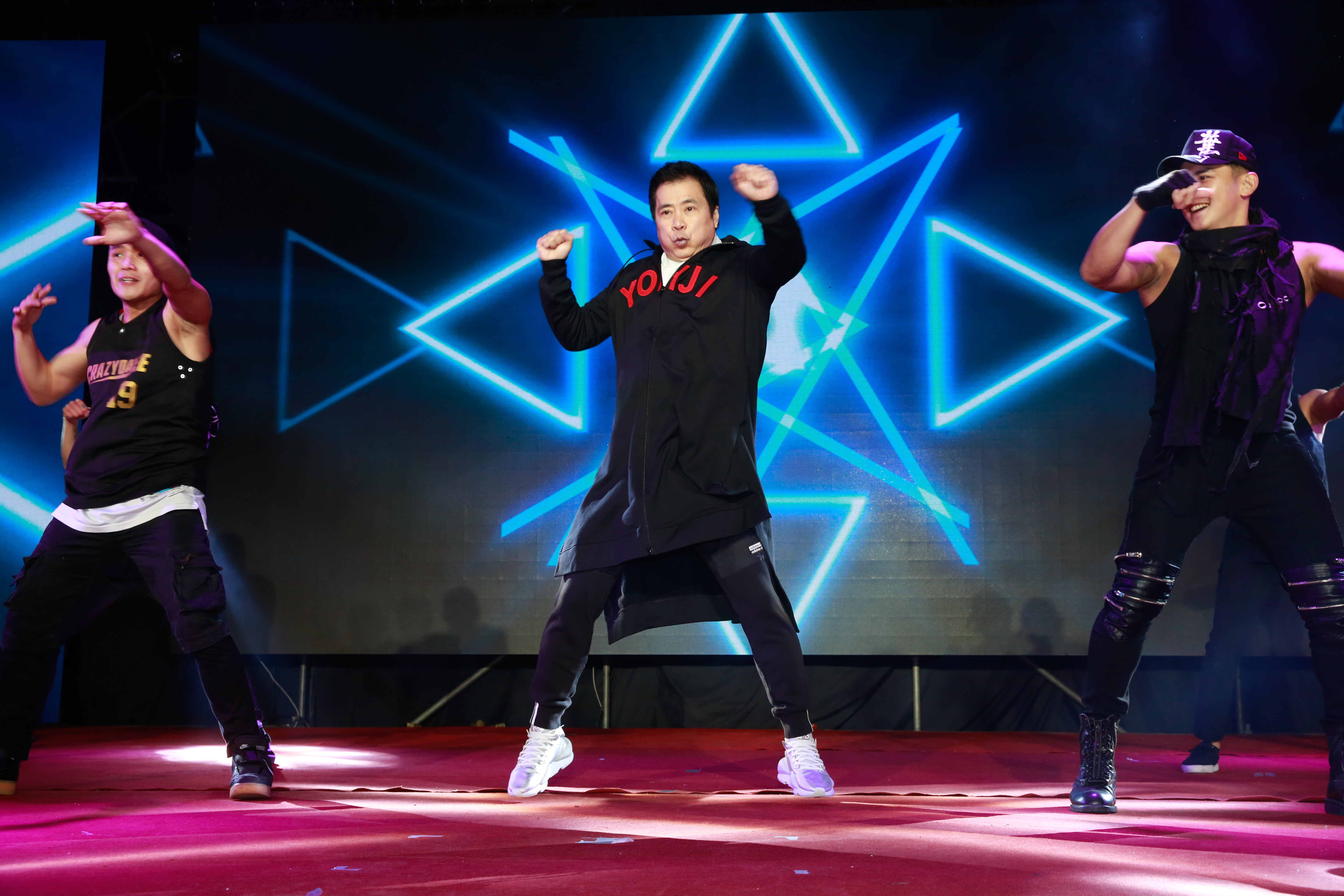 三立集團辦尾牙，總經理張榮華化身歐巴跳潮舞。