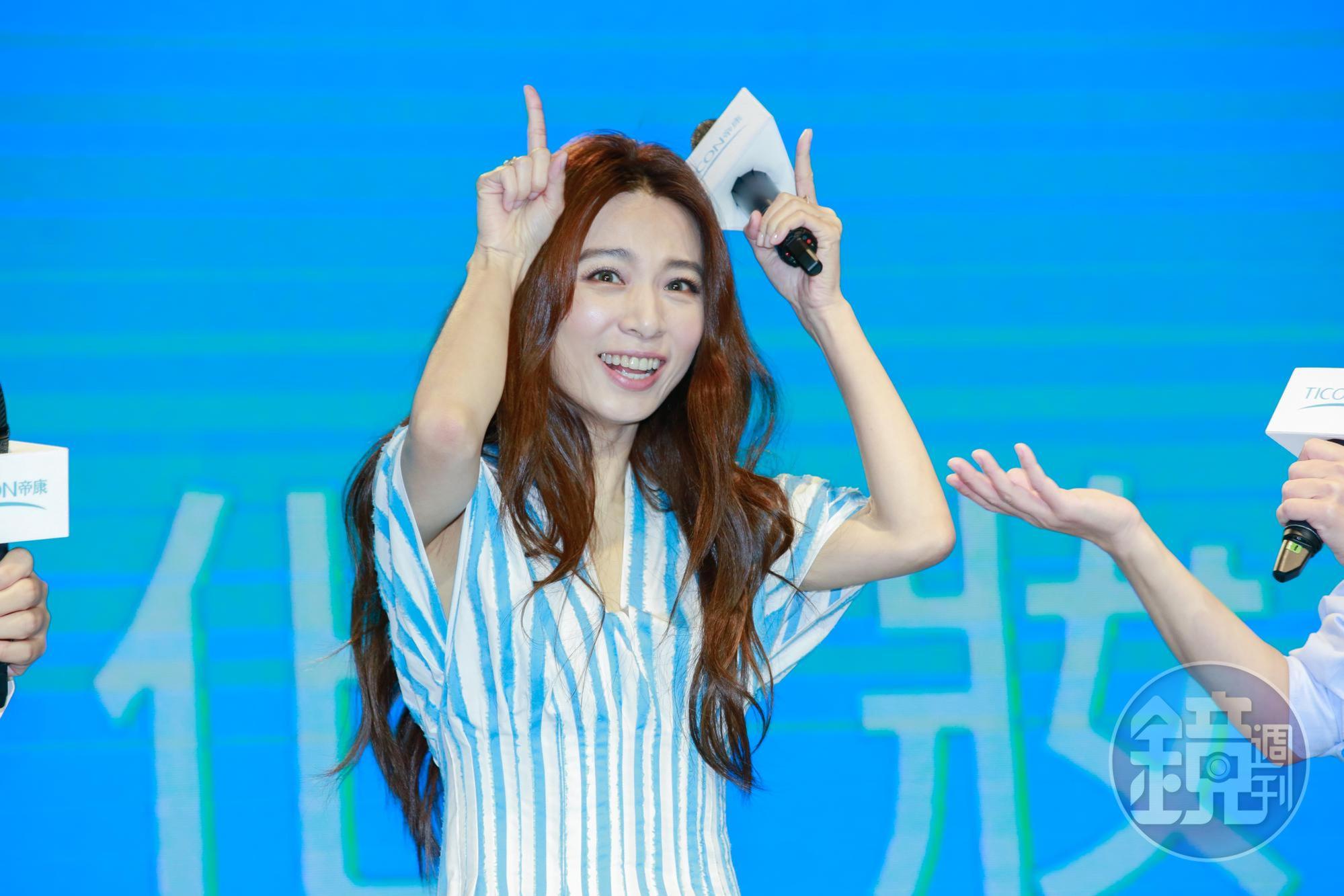 Hebe與現場歌迷玩比手畫腳的遊戲。