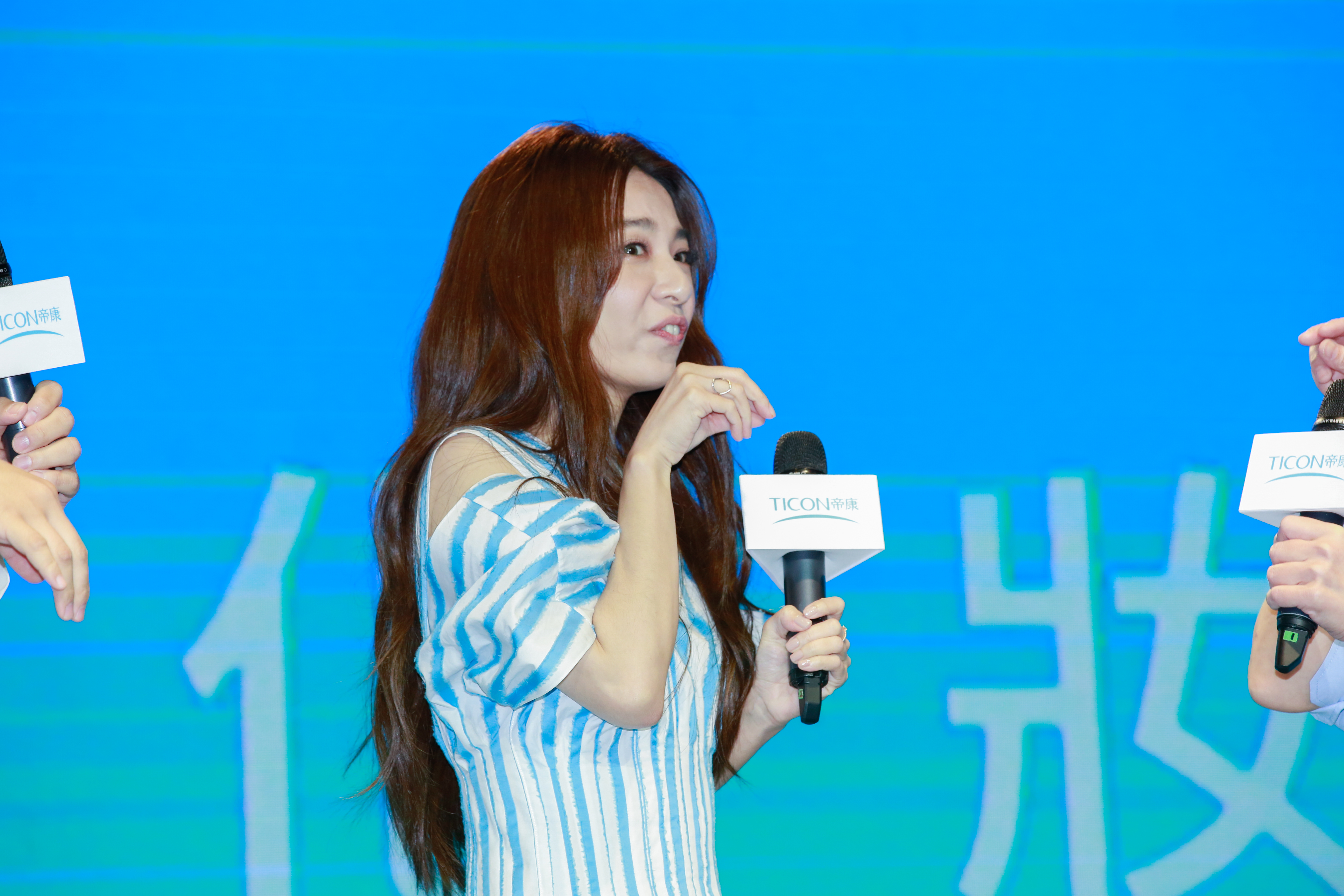 Hebe露齒演老鼠,相當逗趣。