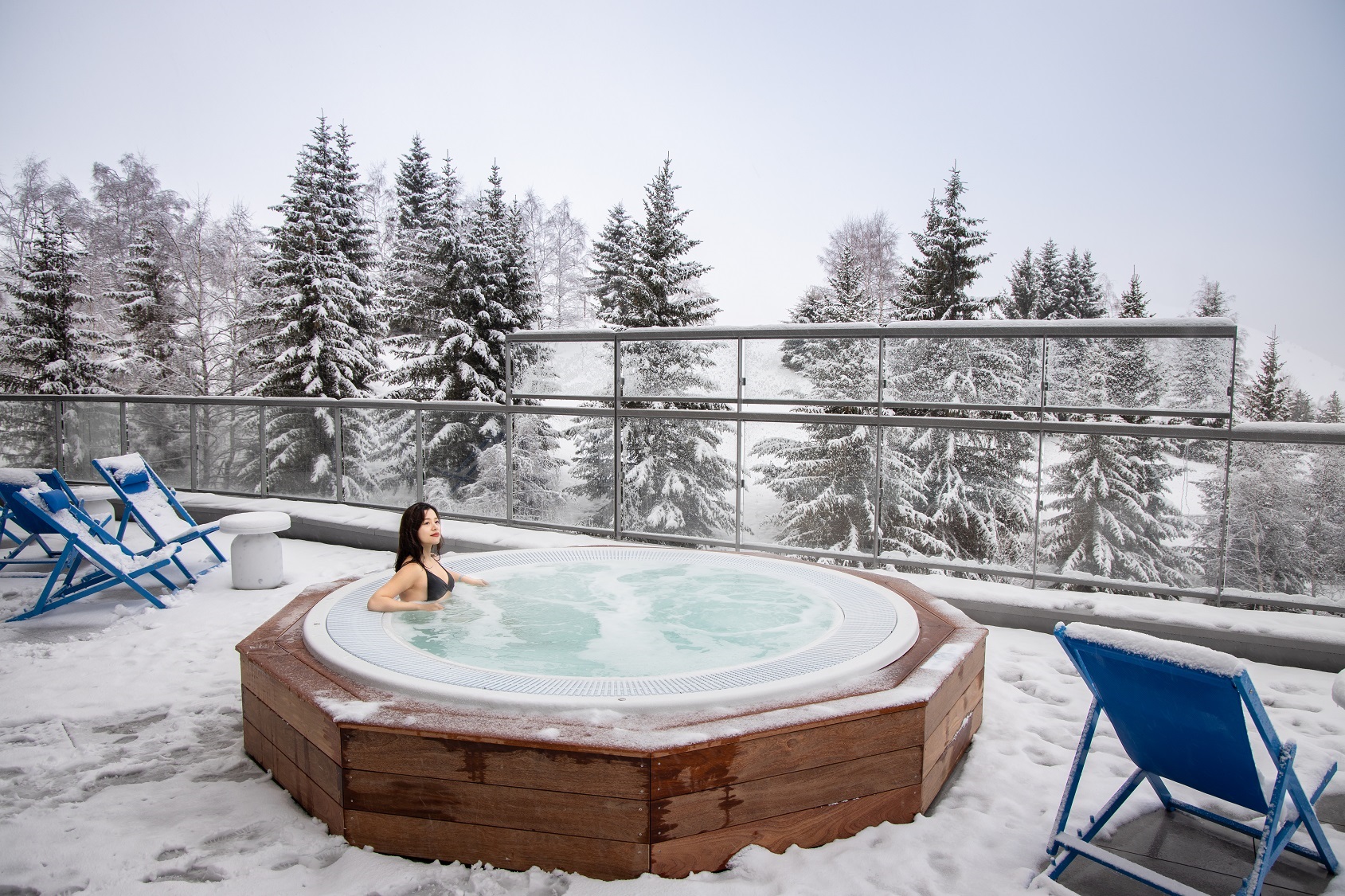 難得下雪天裡，泡在戶外按摩池裡欣賞美景。