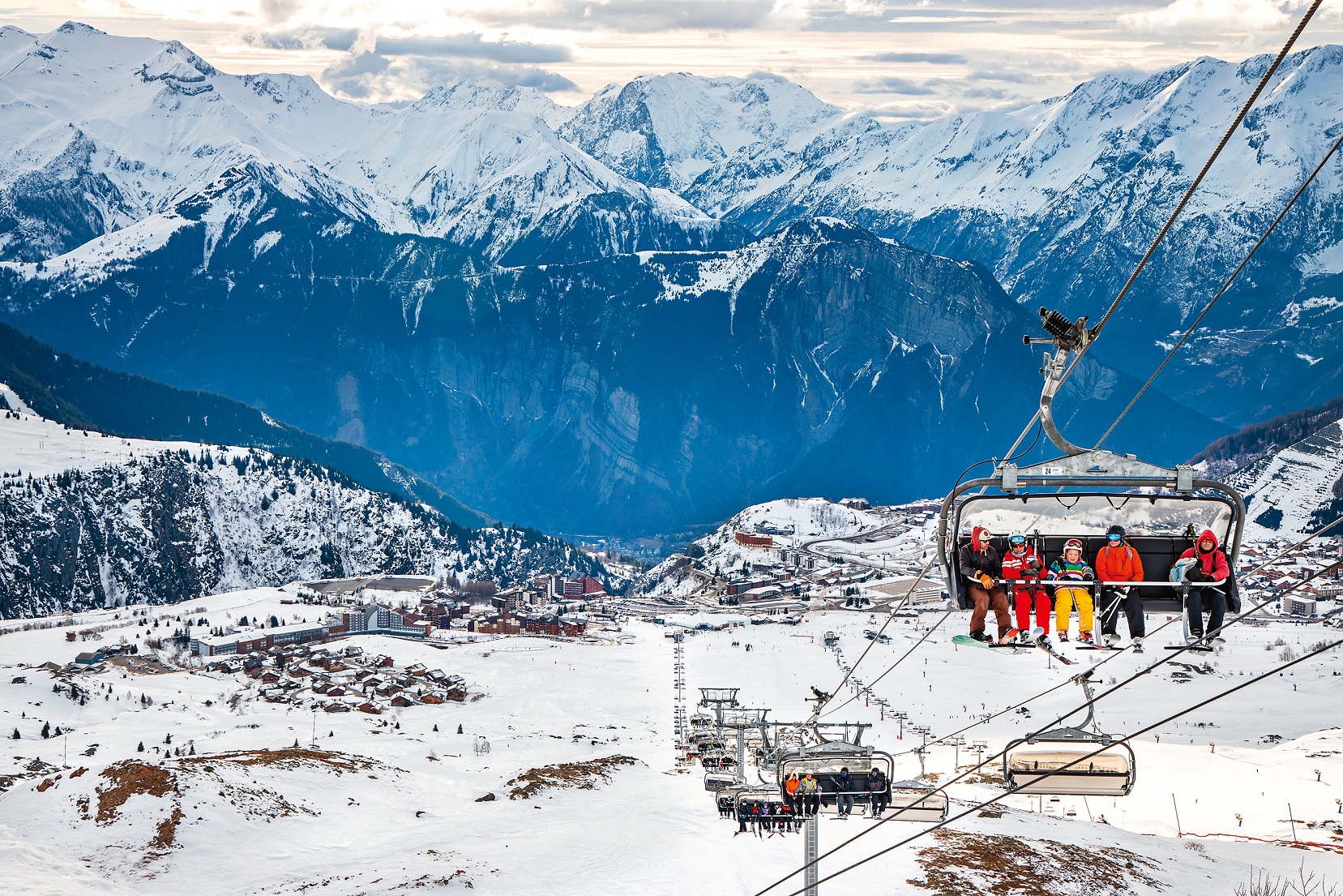 搭乘法國阿普杜耶茲滑雪場纜車,可一覽阿爾卑斯山壯闊美景。