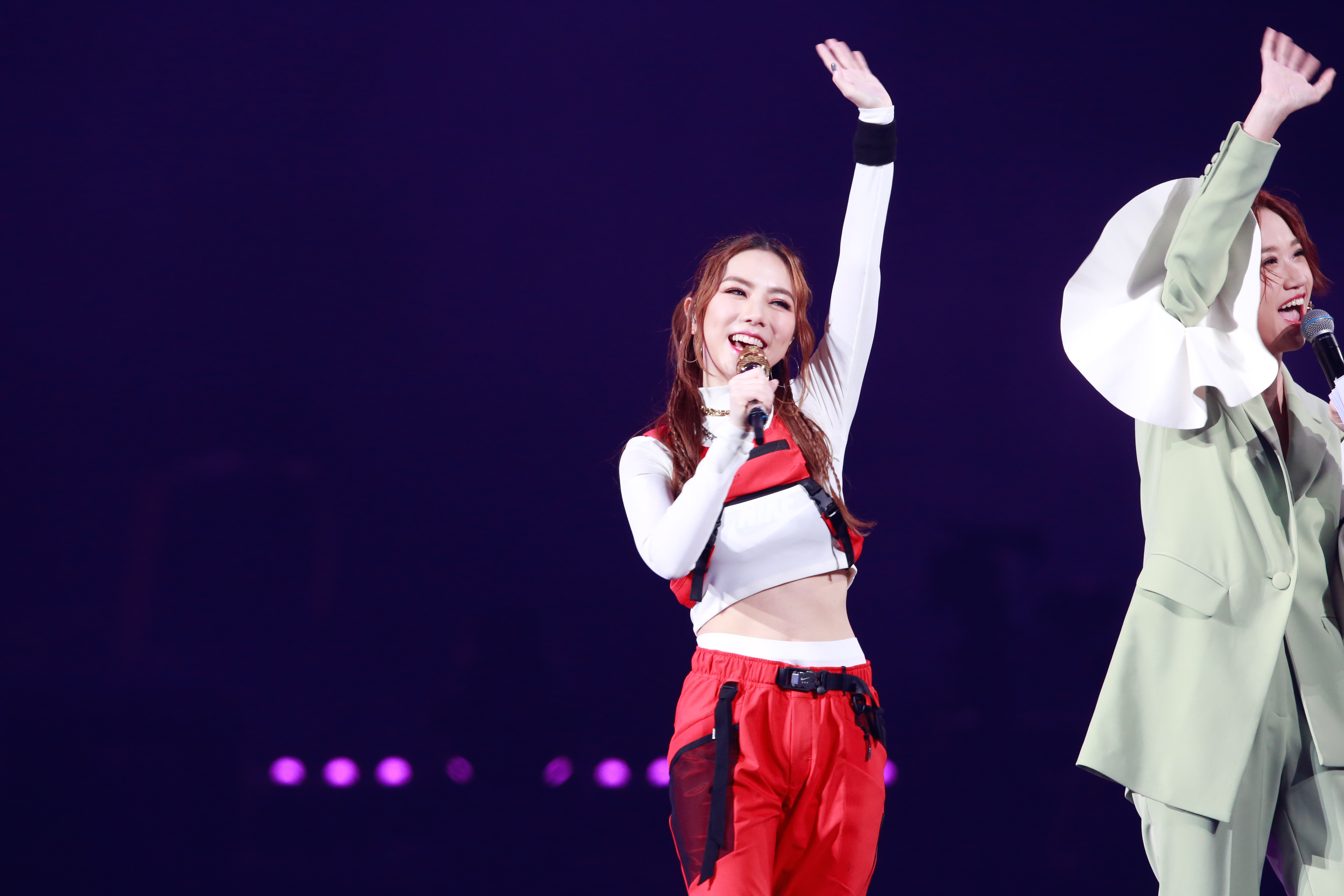 G.E.M.鄧紫棋打頭陣擔任開場，演唱3首新歌，帶動現場氣氛。