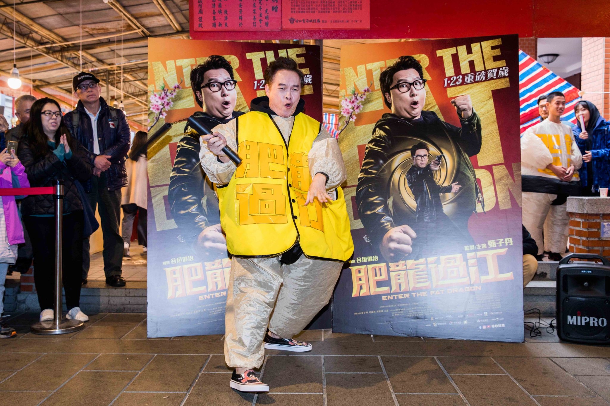 康康穿上胖子裝，為甄子丹主演的《肥龍過江》赴霞海城隍廟宣傳。（華映提供）