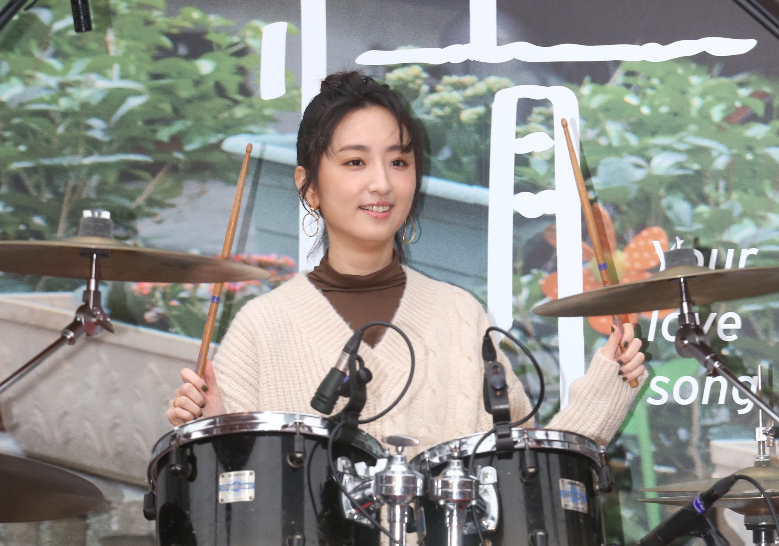 柯佳嬿第一次在多人面前開口唱歌，還作勢打鼓，自我搞笑「努力看能不能接到尾牙場。」（甲上娛樂提供）