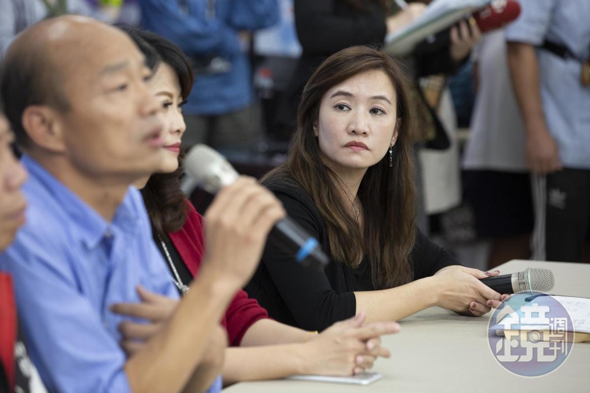 原本擔任高雄新聞局長的王淺秋(右),去年12月接任韓國瑜競選辦公室總發言人。