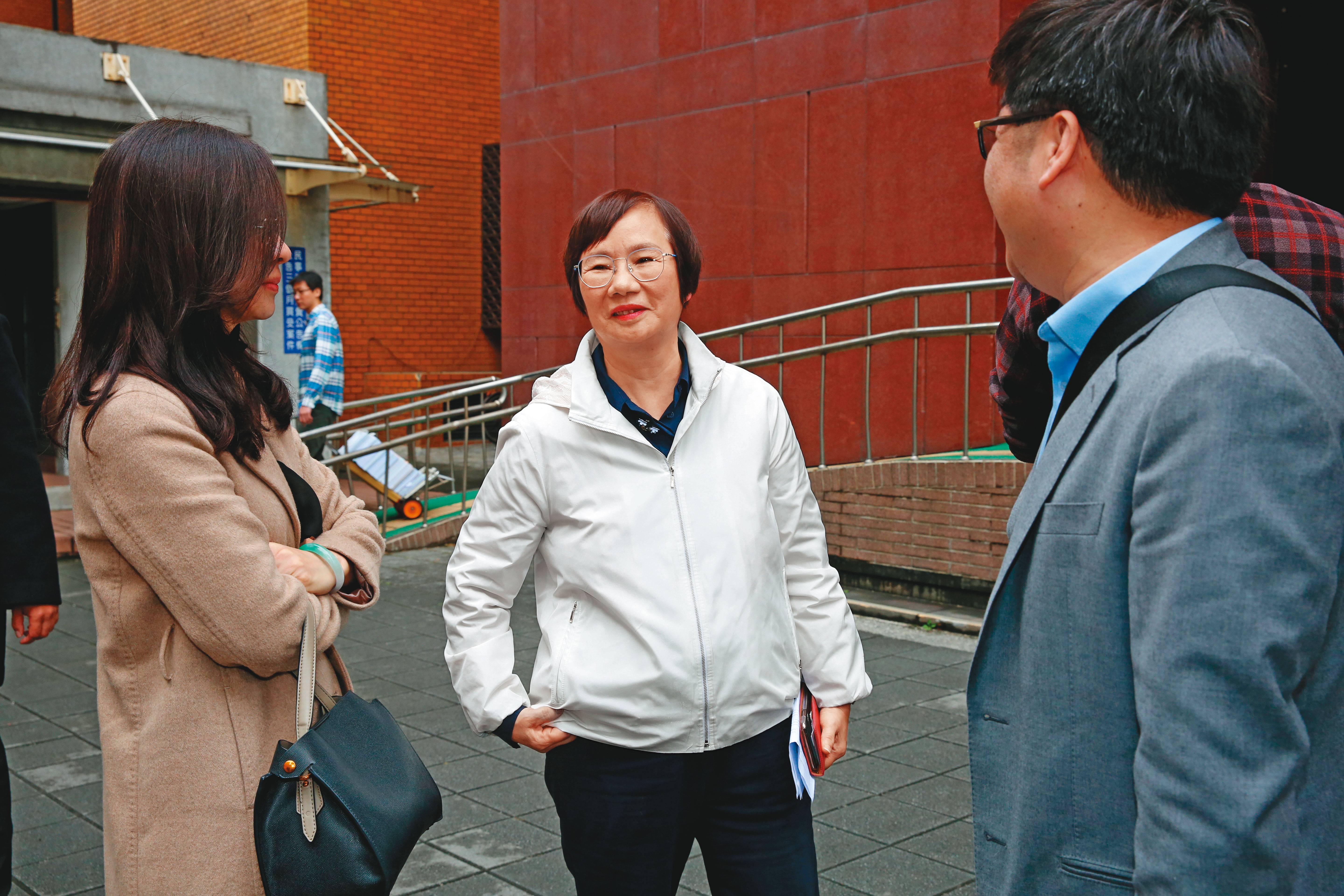 前立委羅淑蕾（中）借款數千萬元給王音之應急，幸好她在借款的支票上註記還不出錢就改由王的女兒楊宇晨代償，最後讓楊以不動產抵帳才討回該筆債務。