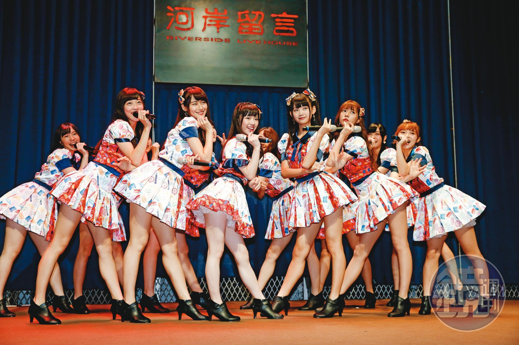 邱品涵(前排左三)自15歲開始受訓,直到去年終於以AKB48 Team TP成功出道。
