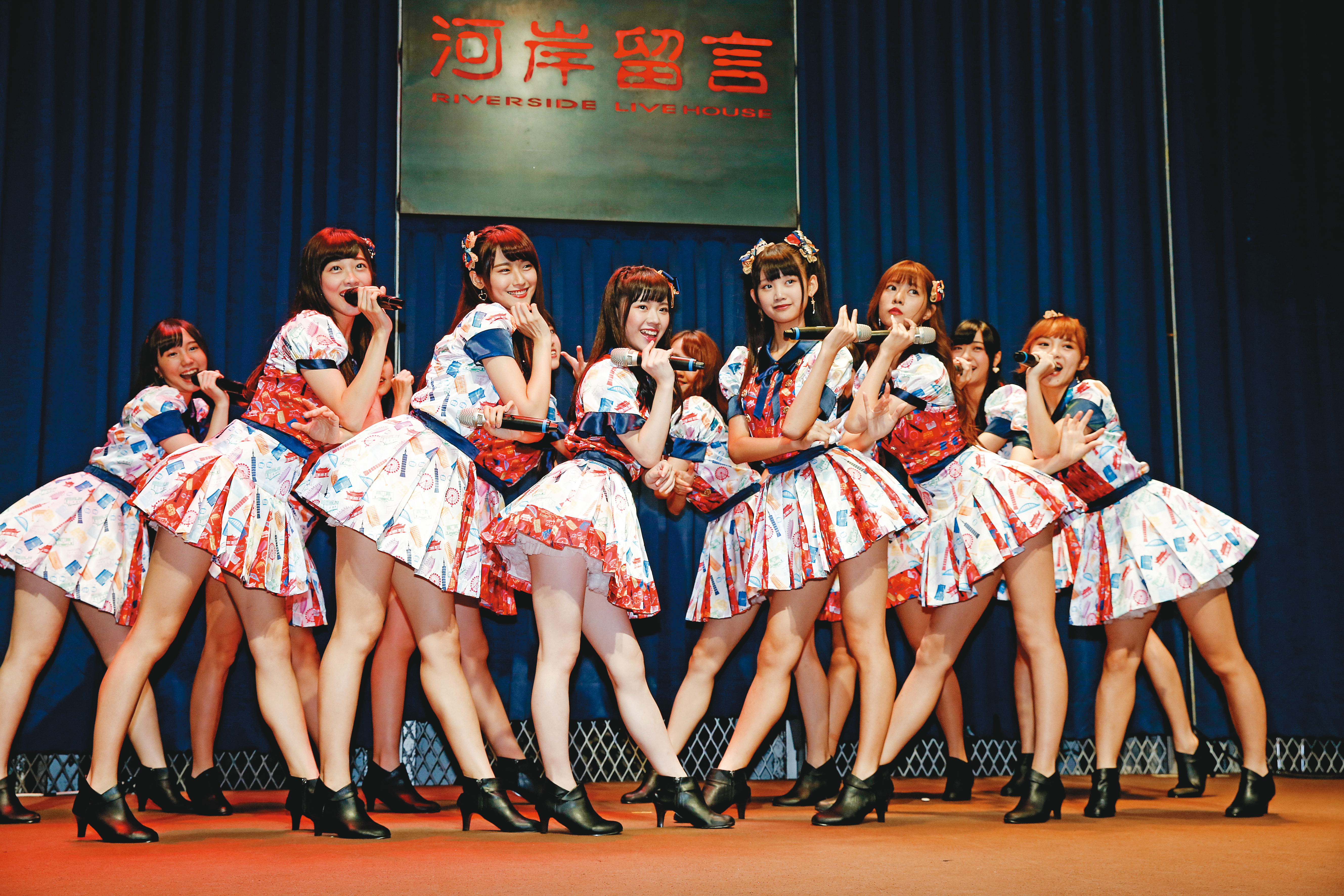 邱品涵（前排左三）自15歲開始受訓，直到去年終於以AKB48 Team TP成功出道。