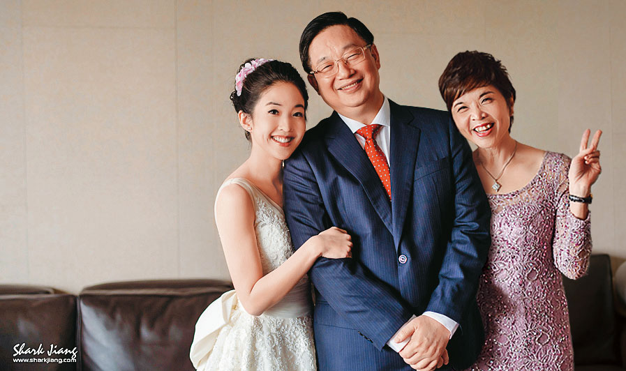 楊文虎（中）及王音之（右）夫婦潛逃美國藏匿半年，獨留愛女楊宇晨（左）在台湮滅罪證及藏匿犯罪所得遭收押至今。（翻攝婚攝鯊魚&Neo&狗狗）