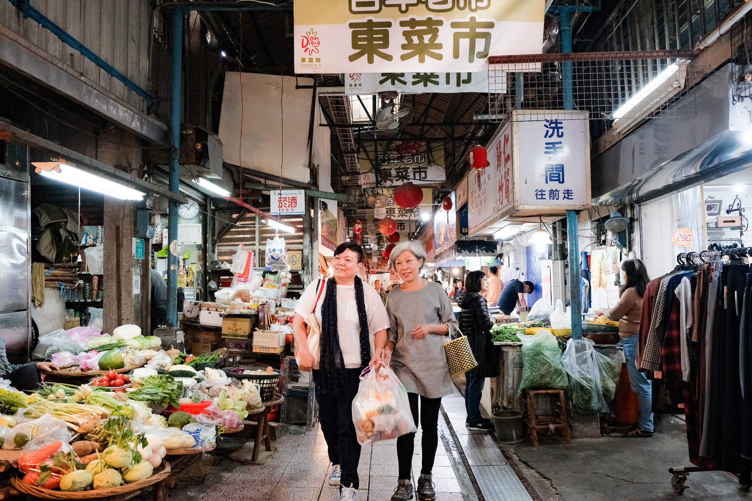 「豊賀大酒家」行銷公關經理李姝慧（左）與「和興號鮮魚湯」老闆娘王惠慧（右）是經常一起做菜的好友。