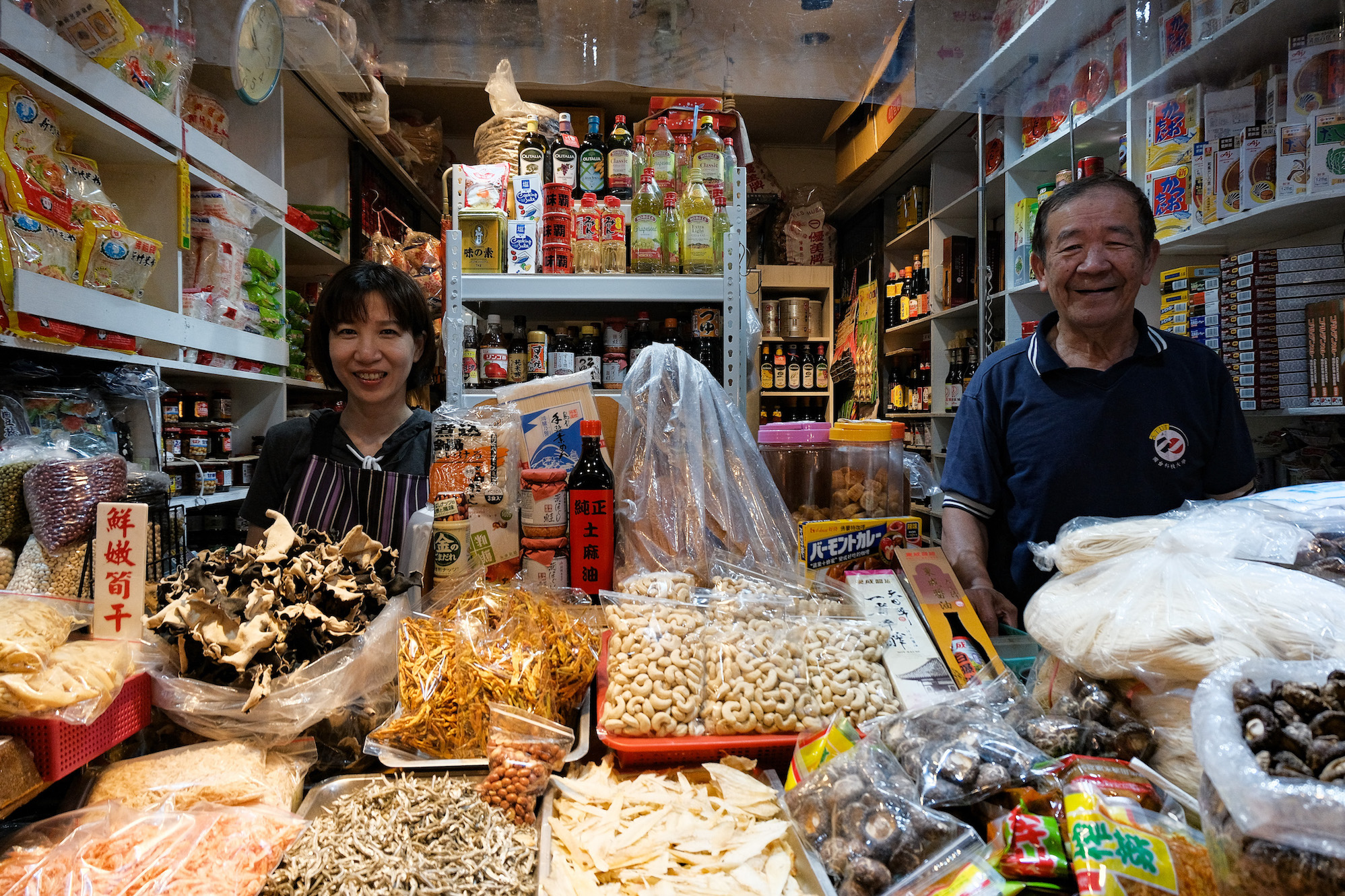 由父女檔一同經營的「永和商店」是東菜市生意最好的南北貨行。