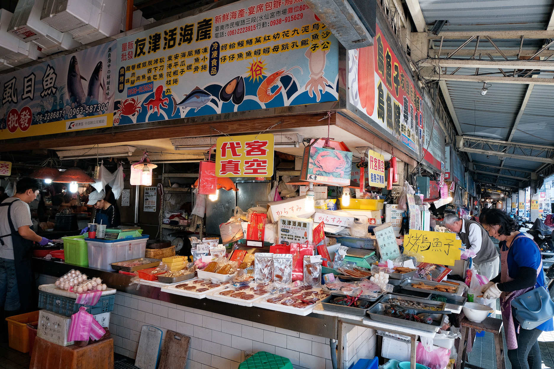 「友津活海產」海產種類豐富，還提供烏魚子現烤的服務。