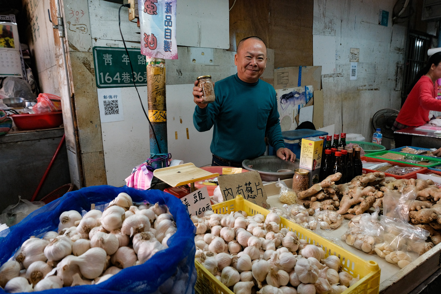 「彰億行」老闆親切幽默，選貨眼光極好。