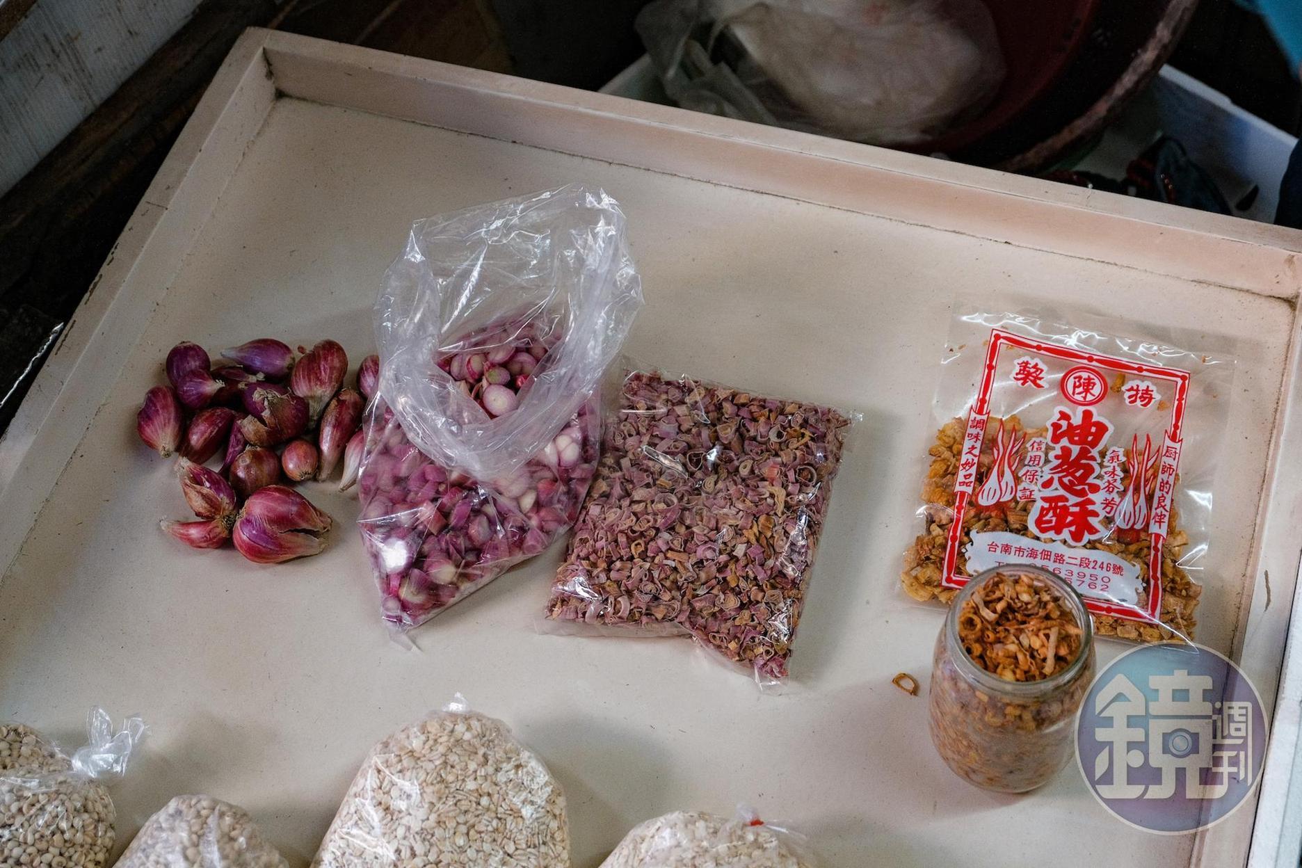 在彰億行可以買到紅蔥頭、蔥片、蔥干、蔥油、油蔥酥等紅蔥頭的5種樣態。
