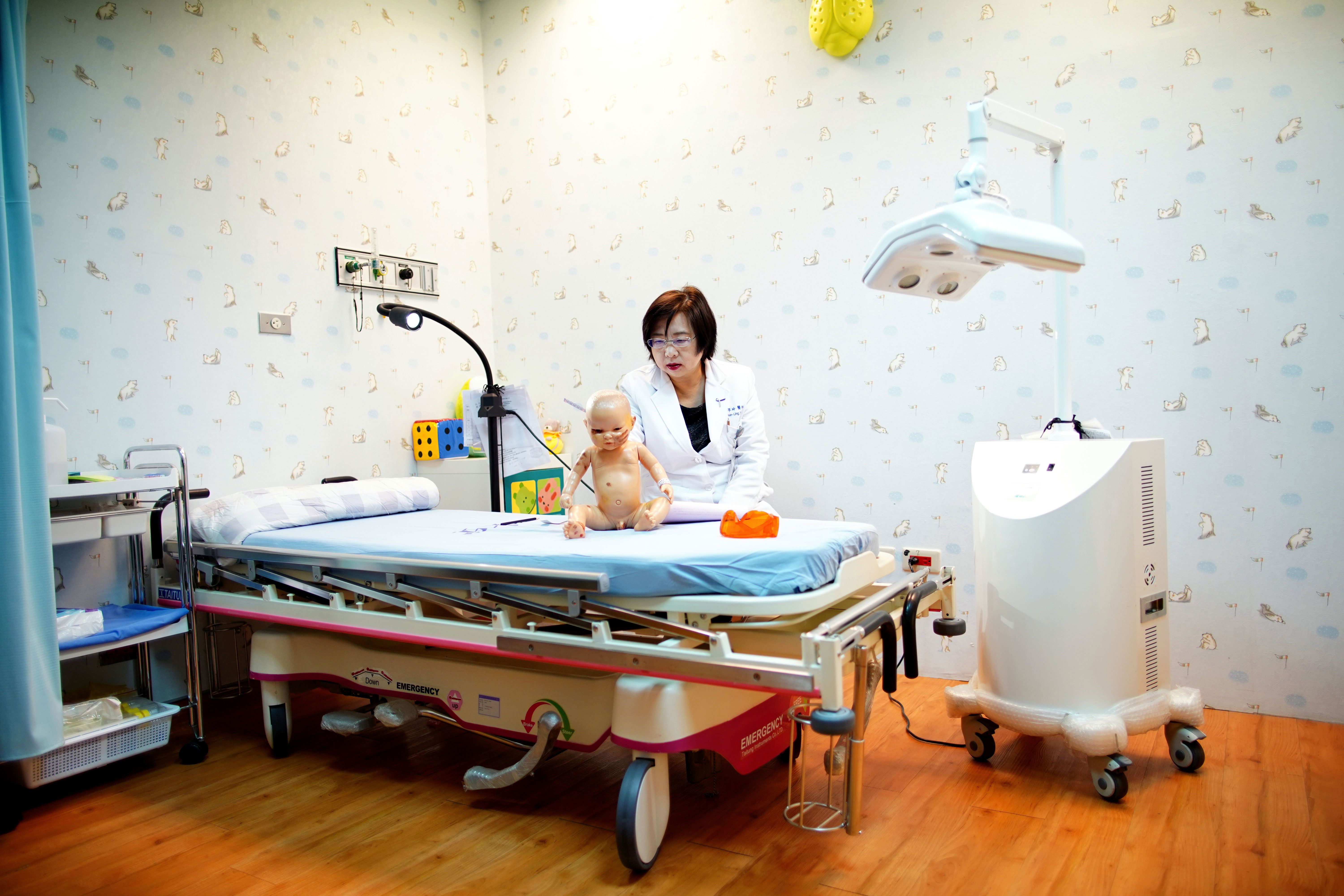 高醫的「兒少驗傷醫療整合中心」有各式專業設備，例如照片中的矽膠娃娃，身上有各種常見的兒虐傷痕，連腳底都有菸疤燙傷痕跡。